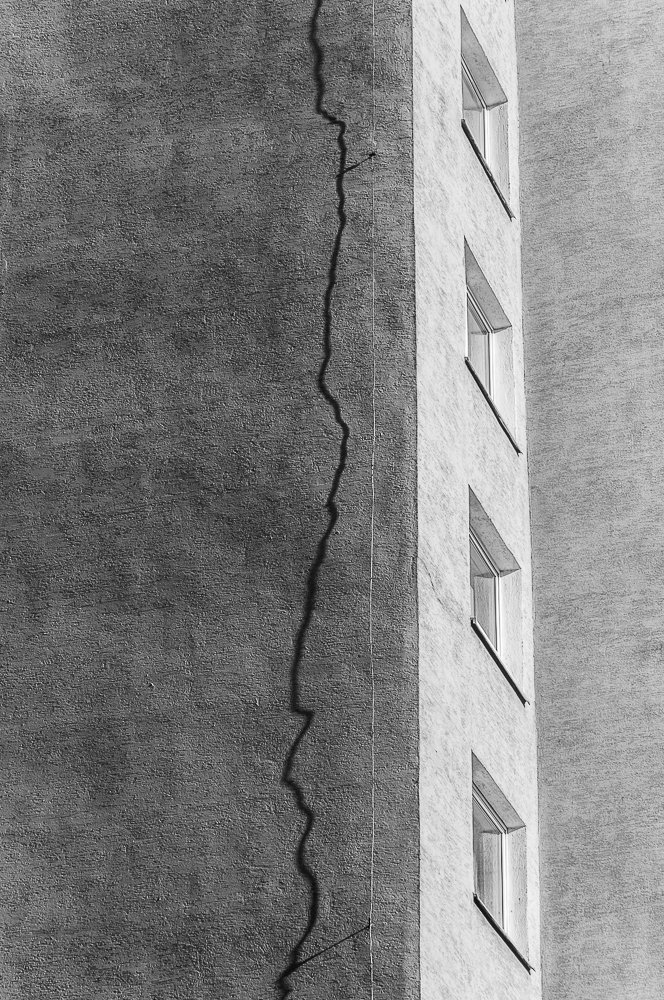 Adam Mazek Photography Warsaw 2017. Minimalism. Crack. The Wall. Windows. Concrete. Jelonki.