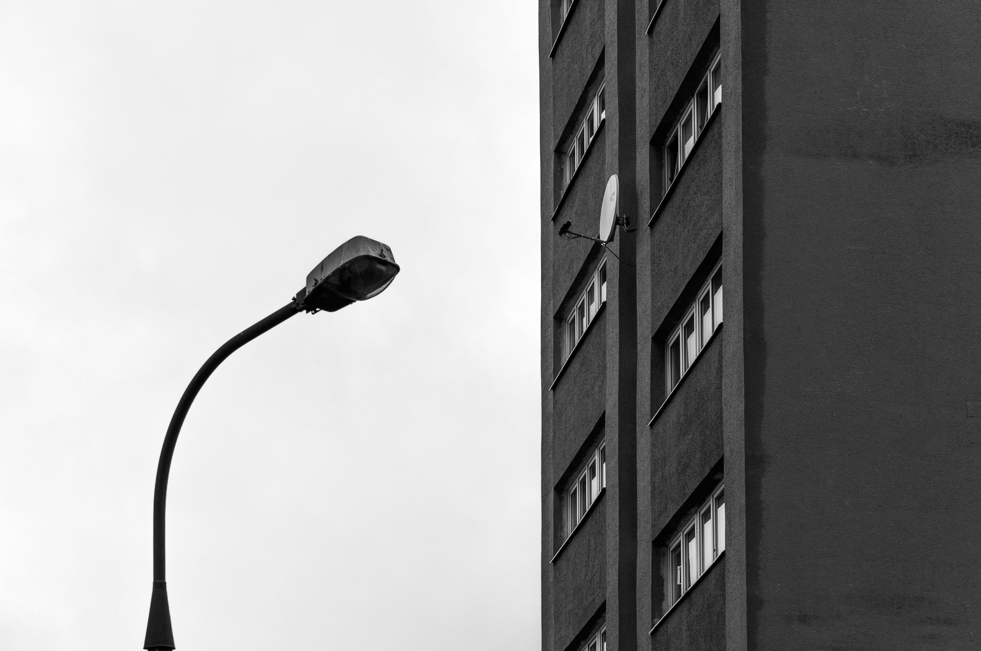 Adam Mazek Photography Warsaw 2018. Minimalism. Lamp post and block of flats.