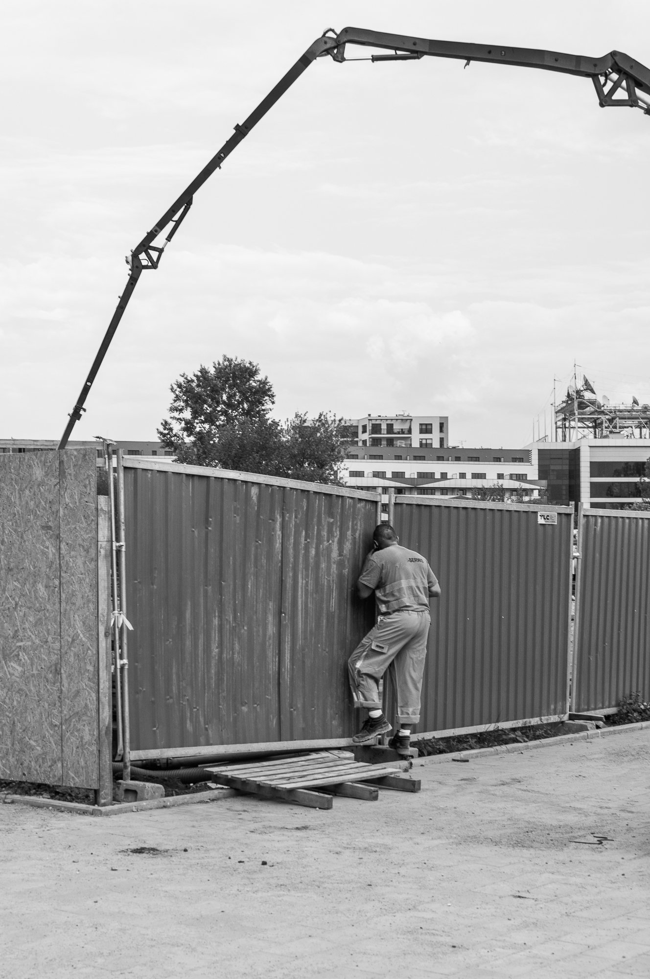 Adam Mazek Photography Warsaw 2018. Street photography. Construction worker.