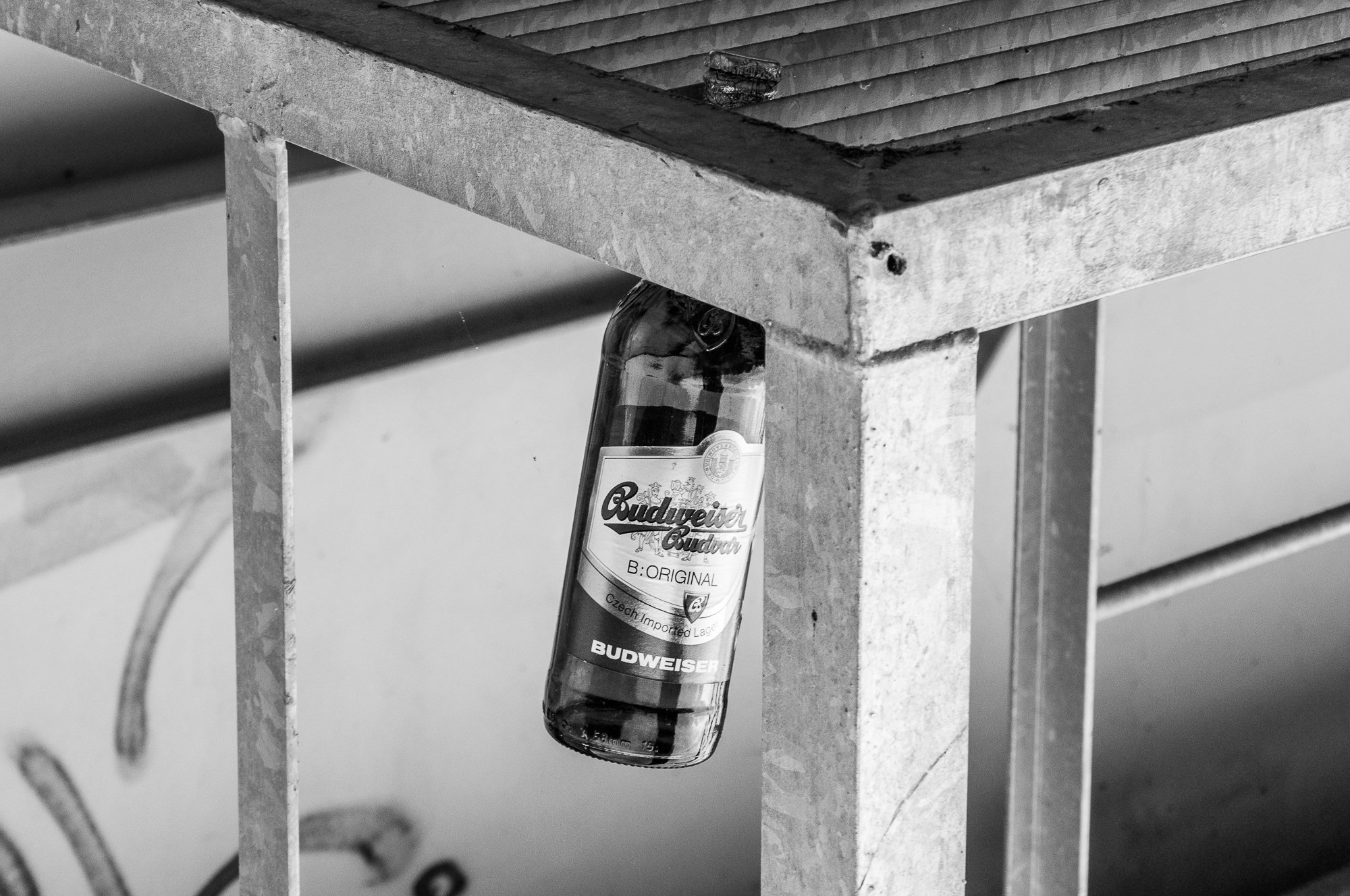 Adam Mazek Photography Warsaw 2018. Minimalism. Budweiser. Bottle. Alcohol. Upside down. Miracle.
