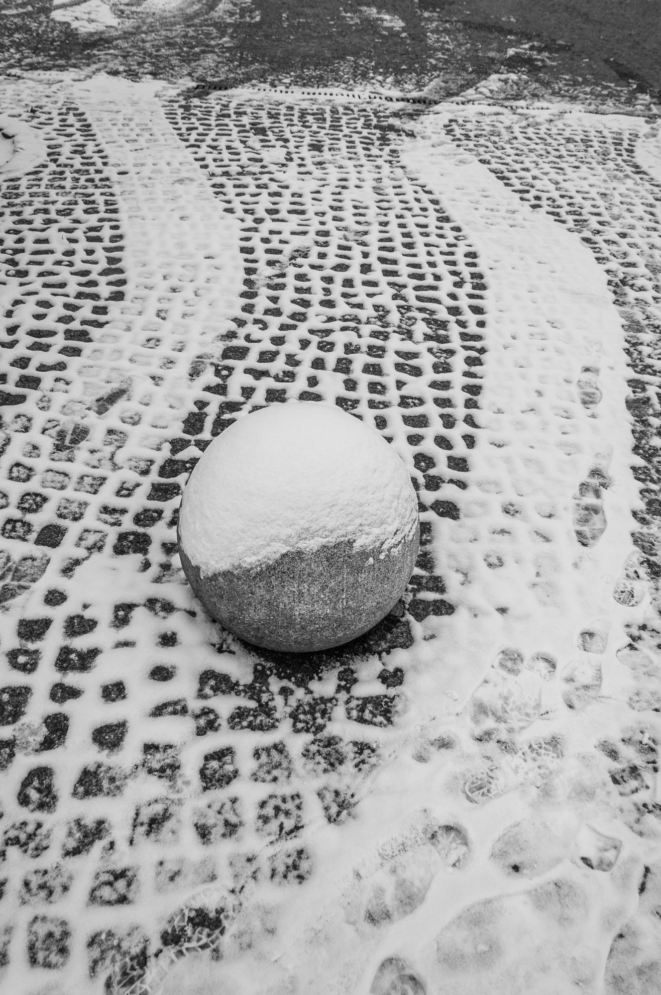 Adam Mazek Photography Warsaw 2018. Minimalism. Geometry. Ball in the snow.