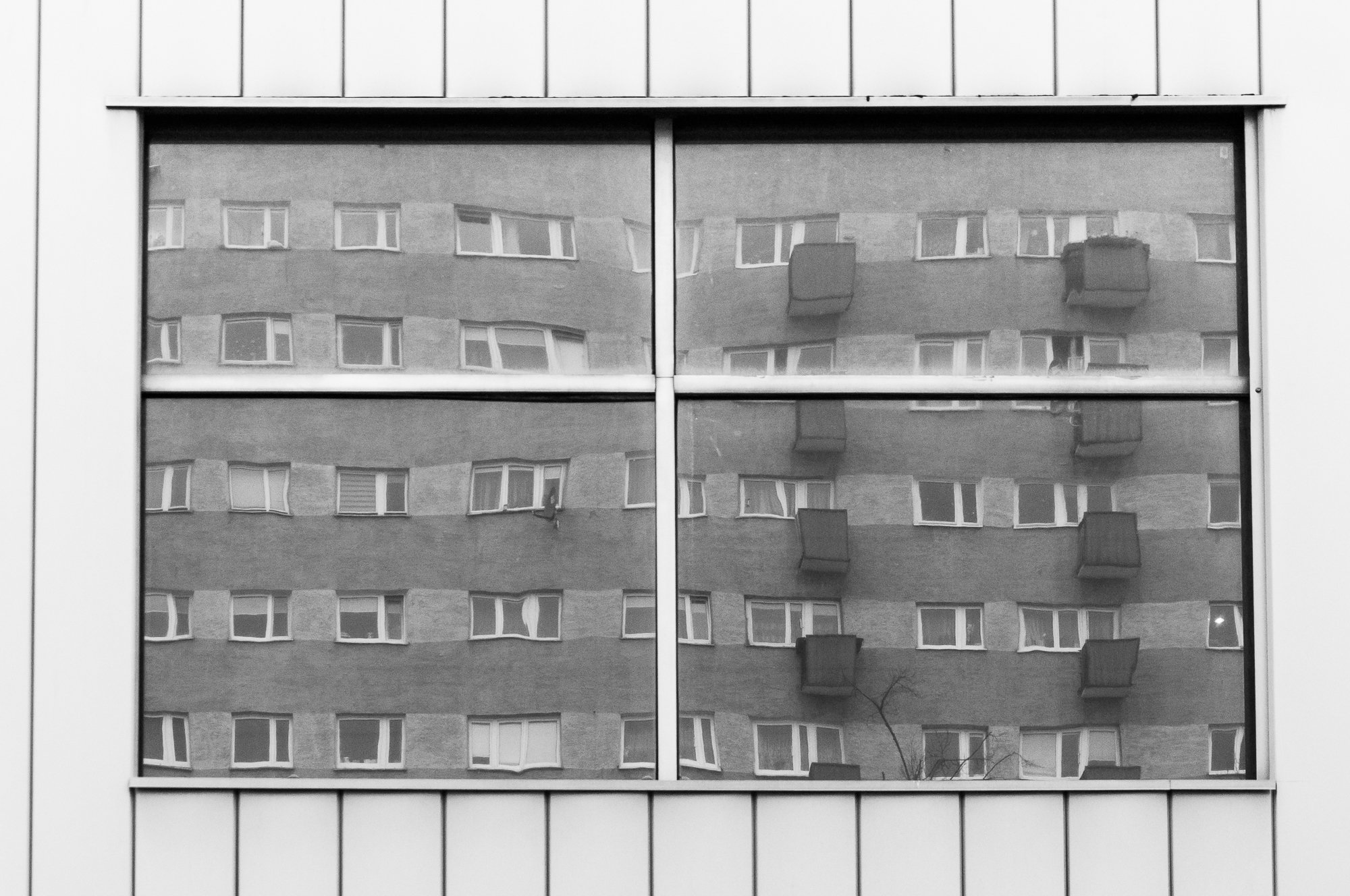 Adam Mazek Photography Warsaw 2018. Minimalism. Reflection. Block of flats. Geometry.