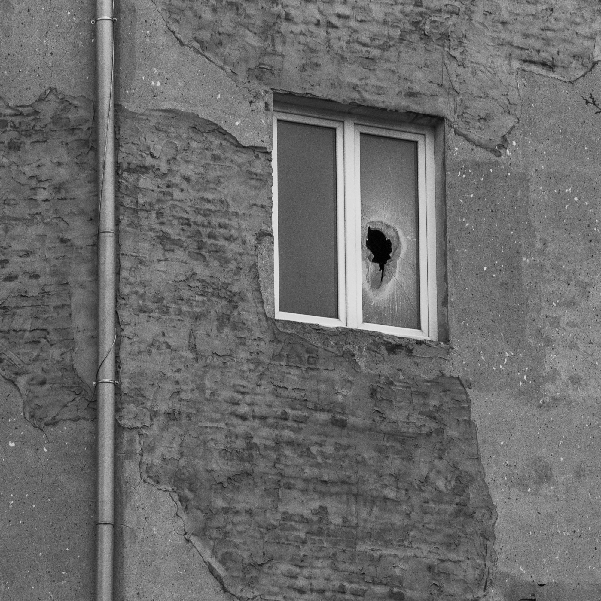 Adam Mazek Photography Warsaw 2018. Square. Broken window. Minimalism. Human's anti-perfection.
