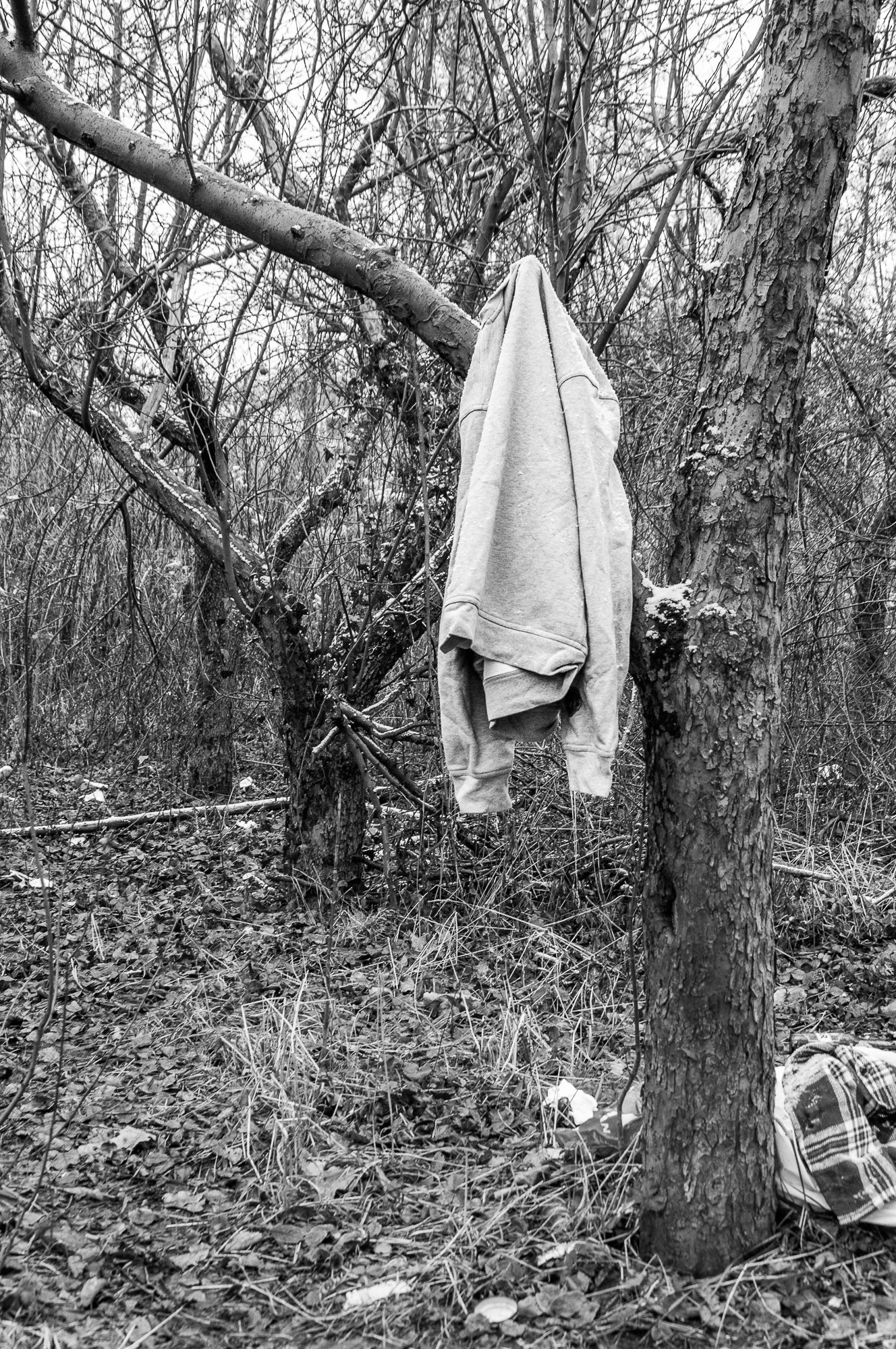 Adam Mazek Photography Warsaw (Warszawa) 2018. Post: "Outfit for street photography." Minimalism. Hanging hoodie on the tree.