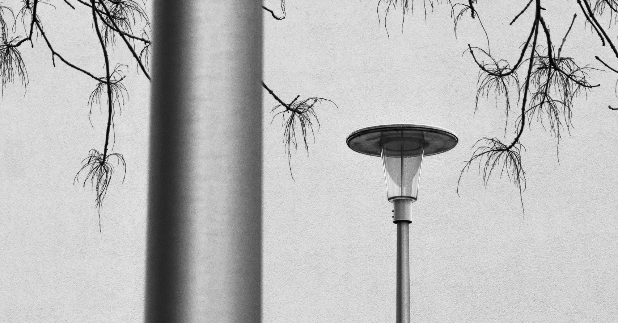 Adam Mazek Photography Warsaw (Warszawa) 2019. Post: "The tragedy of my artistic activity." Perspective. Street lamp. Geometry. Minimalism. Featured image.