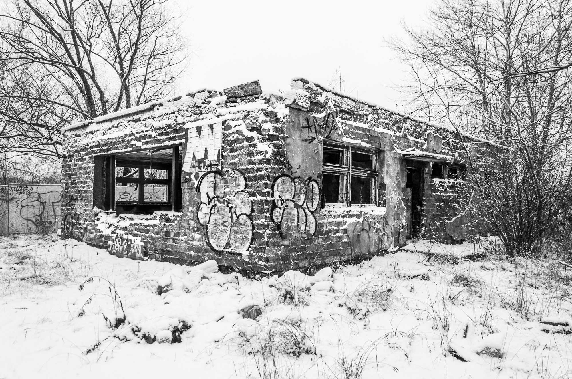 Adam Mazek Photography Warsaw (Warszawa) 2019. Post: "One of the worst nightmares." Ruins in the snow. Minimalism.