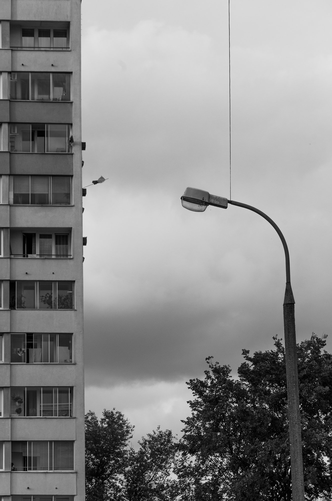 Adam Mazek Photography Warsaw (Warszawa) 2018. Post: "The tragedy of my artistic activity." Perspective. Street lamp. Death. Minimalism.