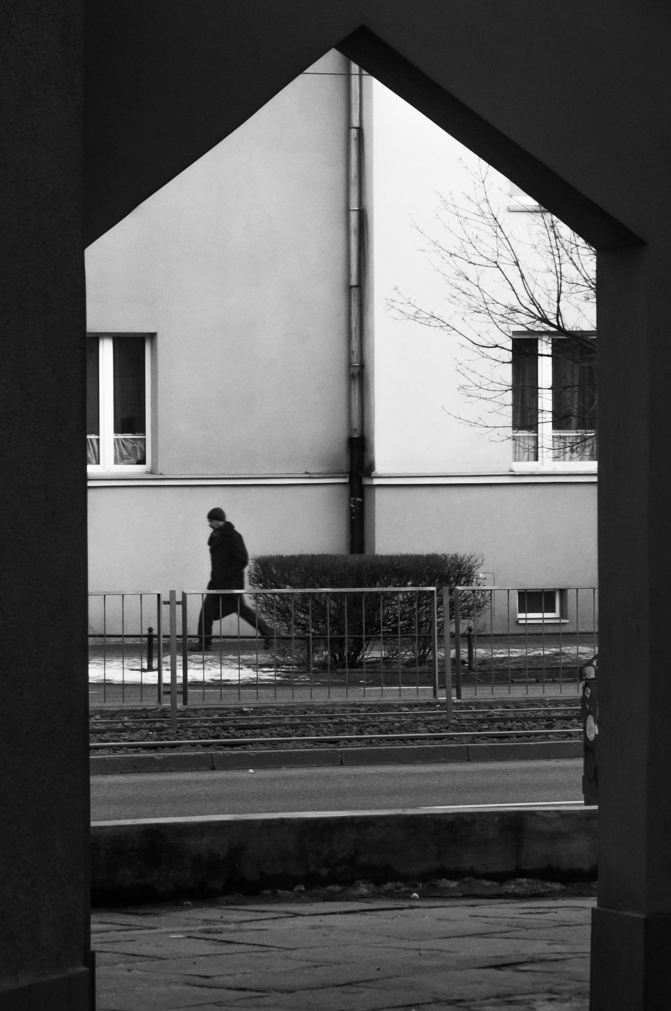 Adam Mazek Photography Warsaw (Warszawa) 2017. Post: "The curiosity of the world." Minimalism. Street photography. Walking man.