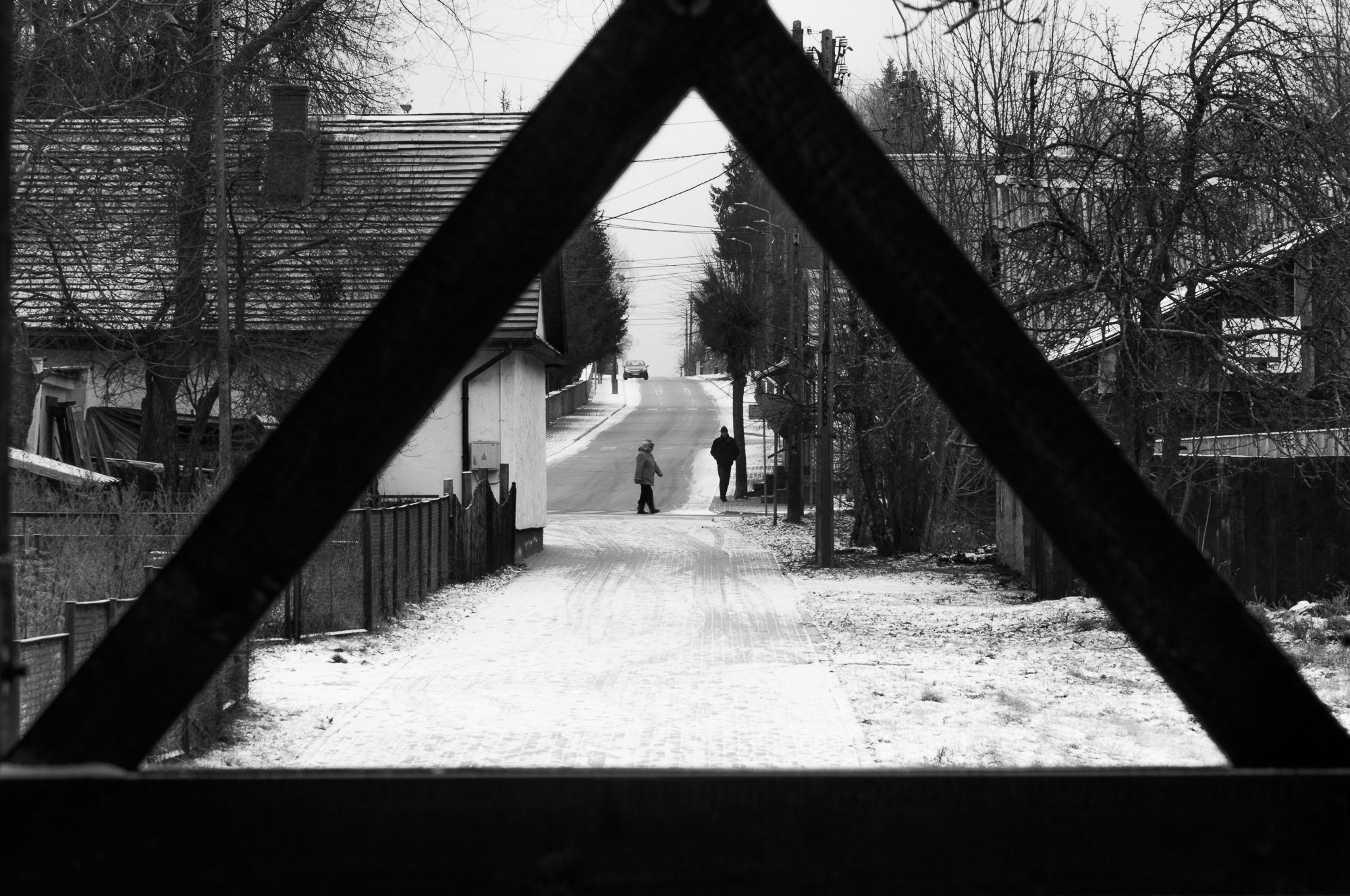 Adam Mazek Photography Bialowieza 2016. Post: "Live broadcast." Minimalism. Triangle. Street photography.