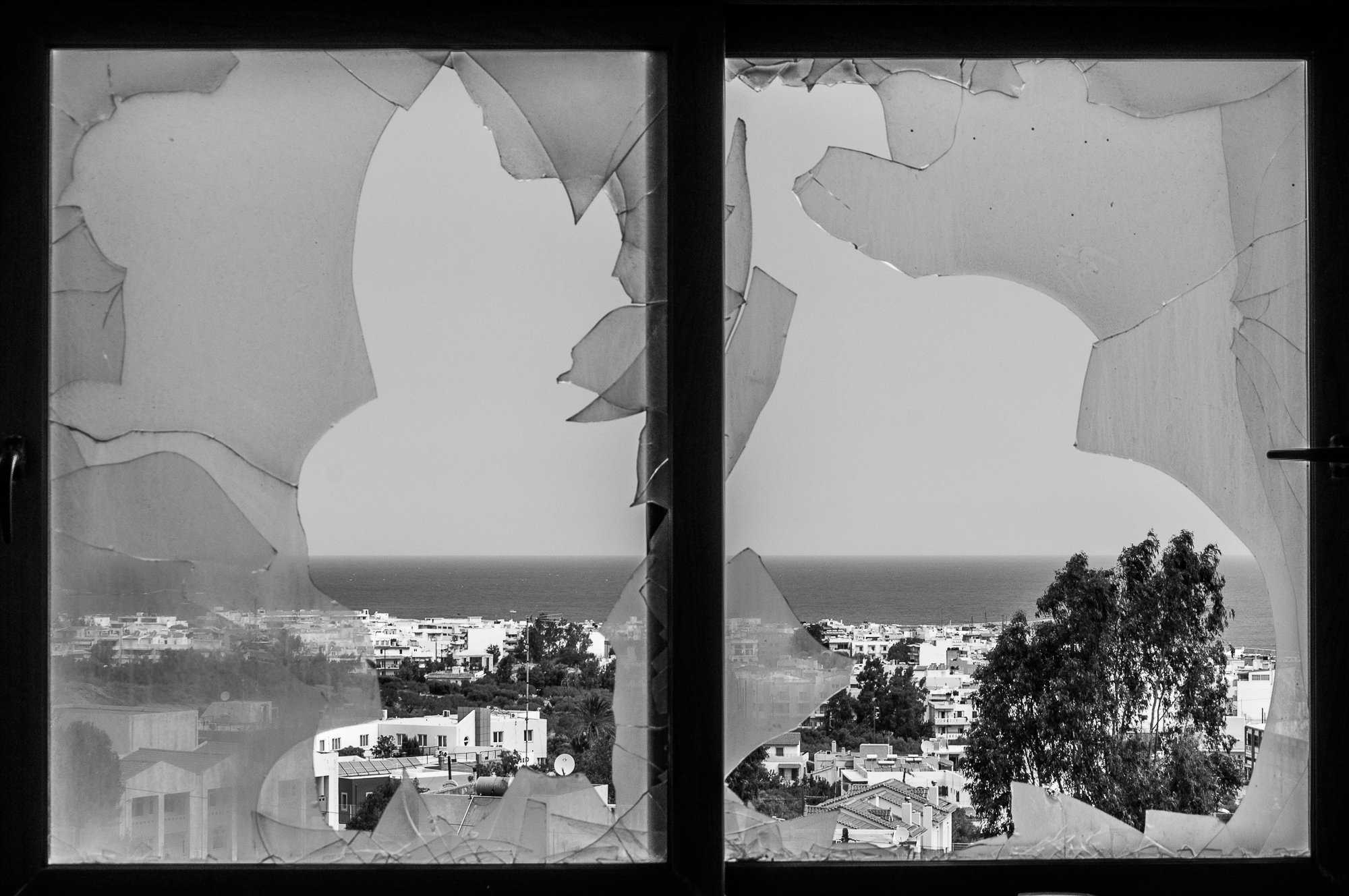 Adam Mazek Photography Hersonissos, Crete (Greece) 2016. Post: "Live broadcast." Minimalism. Broken glass. Window.