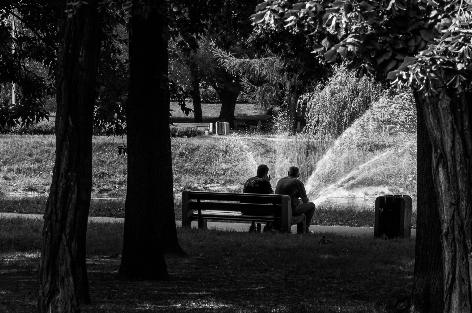 Adam Mazek Photography Warsaw (Warszawa) 2016. Post: "Sitting." Minimalism. Street photography. Fountain.