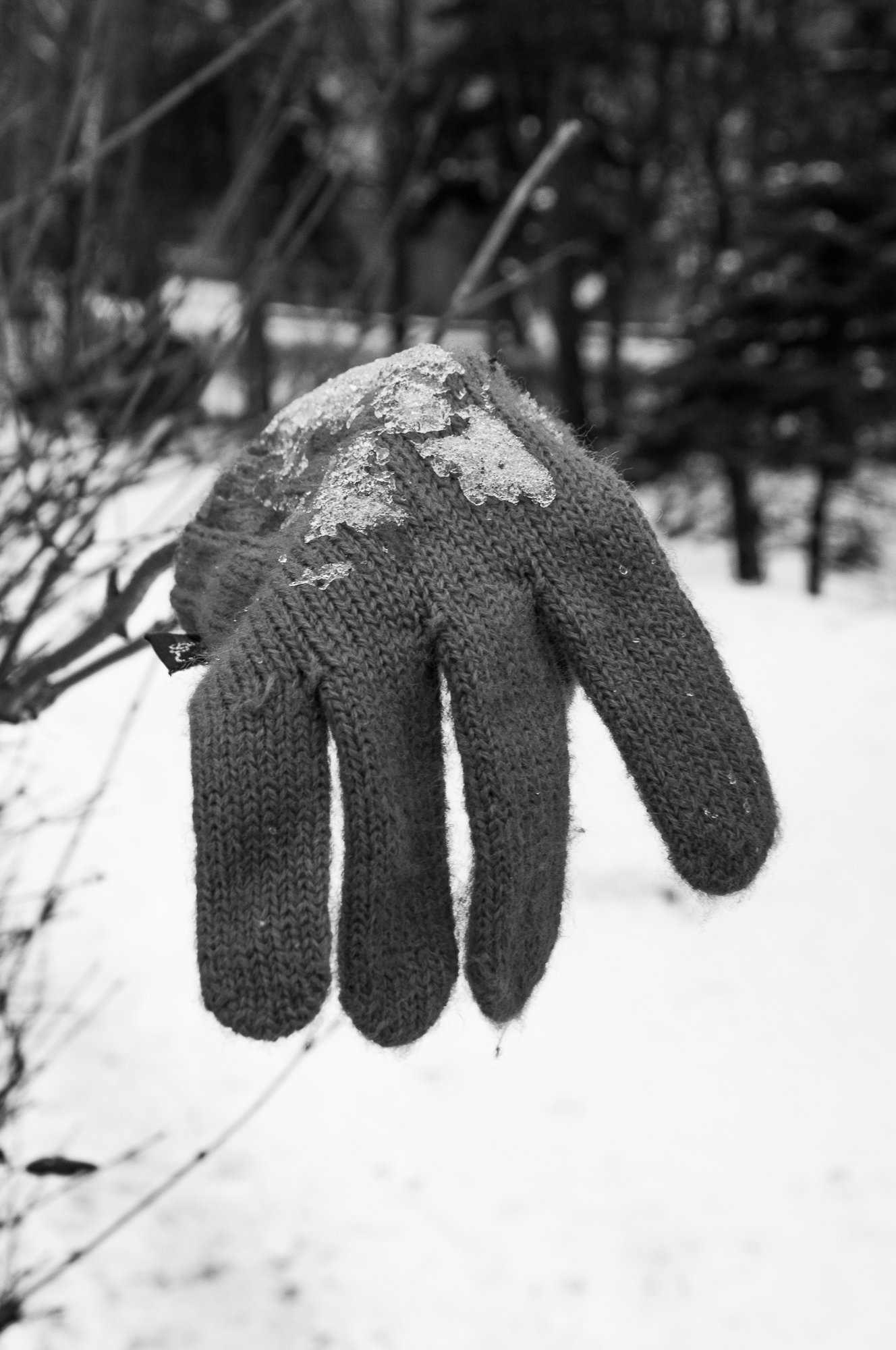 Adam Mazek Photography Warsaw (Warszawa) 2019. Post: "Wrist pain." Minimalism. Gloves. Hand.