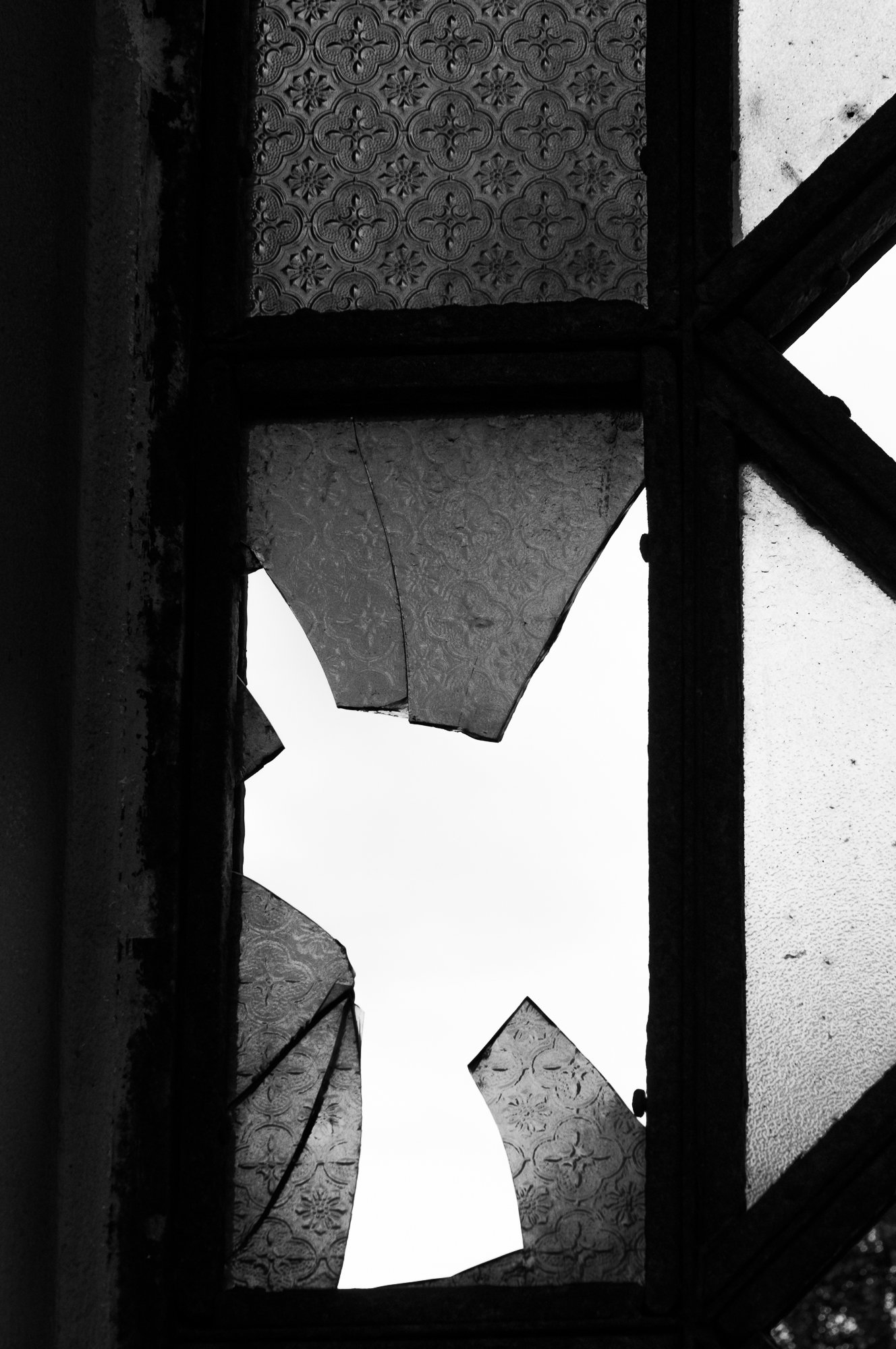 Adam Mazek Photography Warsaw (Warszawa) 2019. Post: "Fall." Minimalism. Broken window.