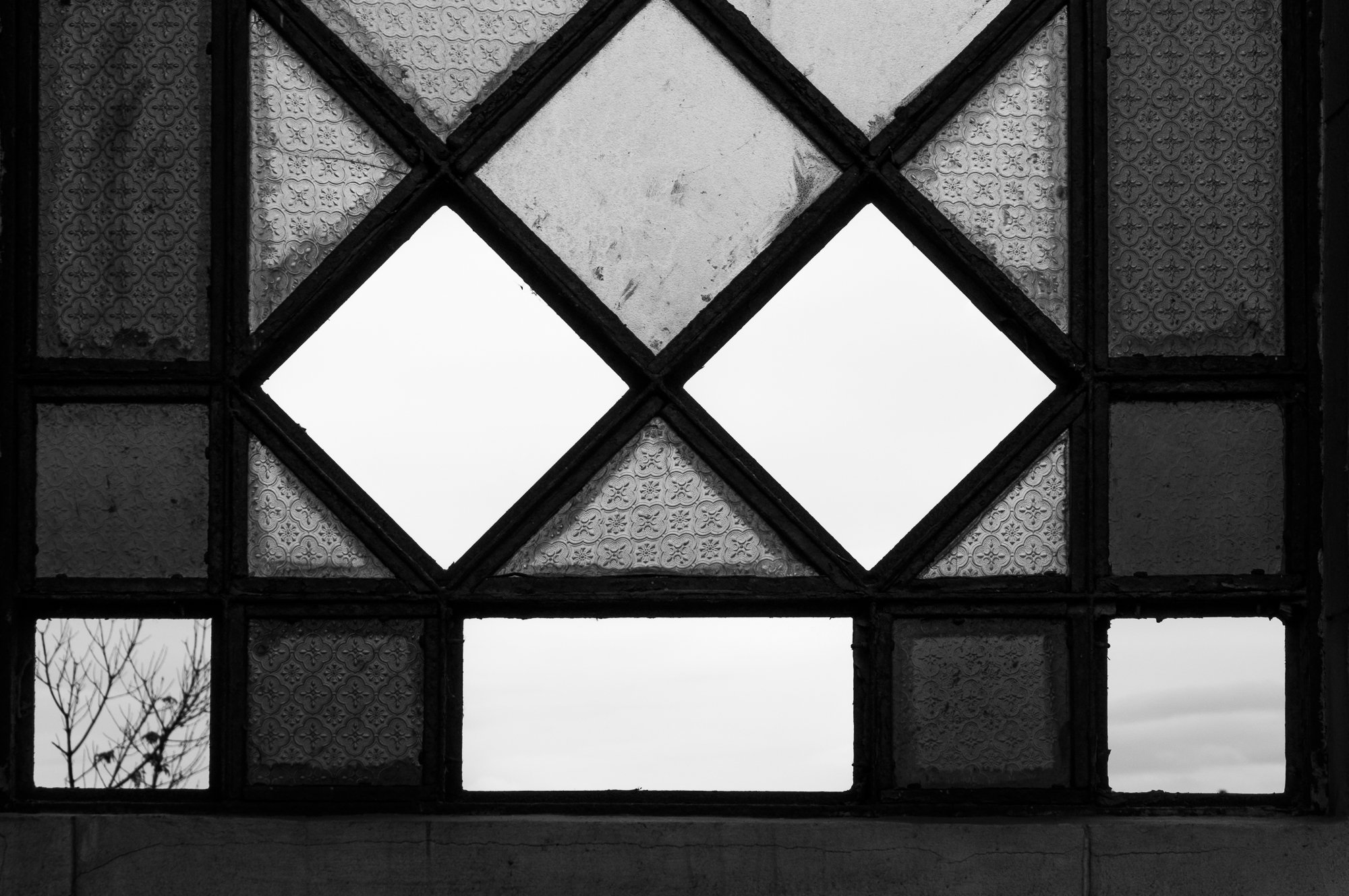 Adam Mazek Photography Warsaw (Warszawa) 2019. Post: "Strange fascination, fascinating me.." Minimalism. Broken window. Geometry.