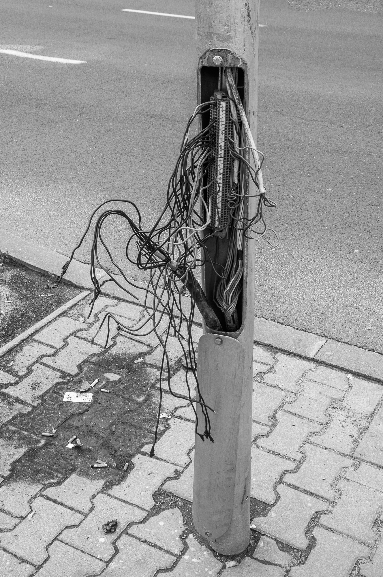 Adam Mazek Photography Warsaw (Warszawa) 2019. Post: "Nothing last forever." Minimalism. Damaged street lamp.