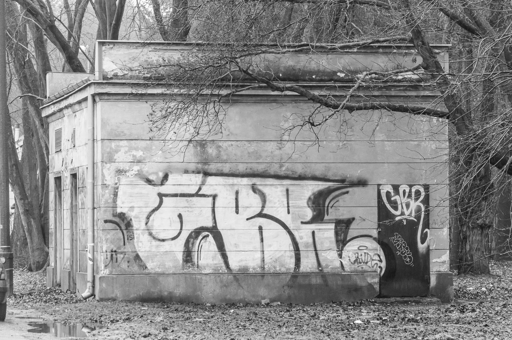 Adam Mazek Photography Warsaw (Warszawa) 2019. Post: "Music vs. Photography." Minimalism. Graffiti.