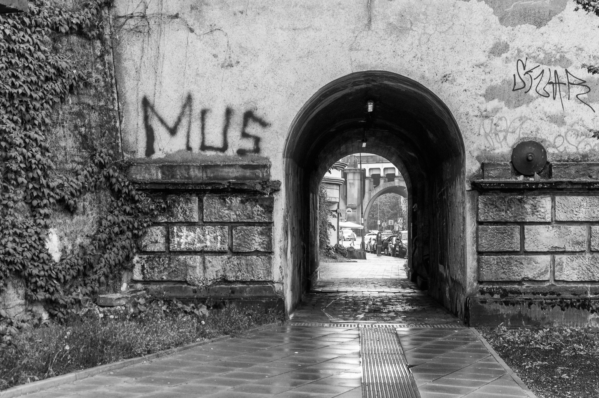 Adam Mazek Photography Warsaw (Warszawa) 2020. Post: "Emptiness on the streets." Minimalism. Tunnel of love.