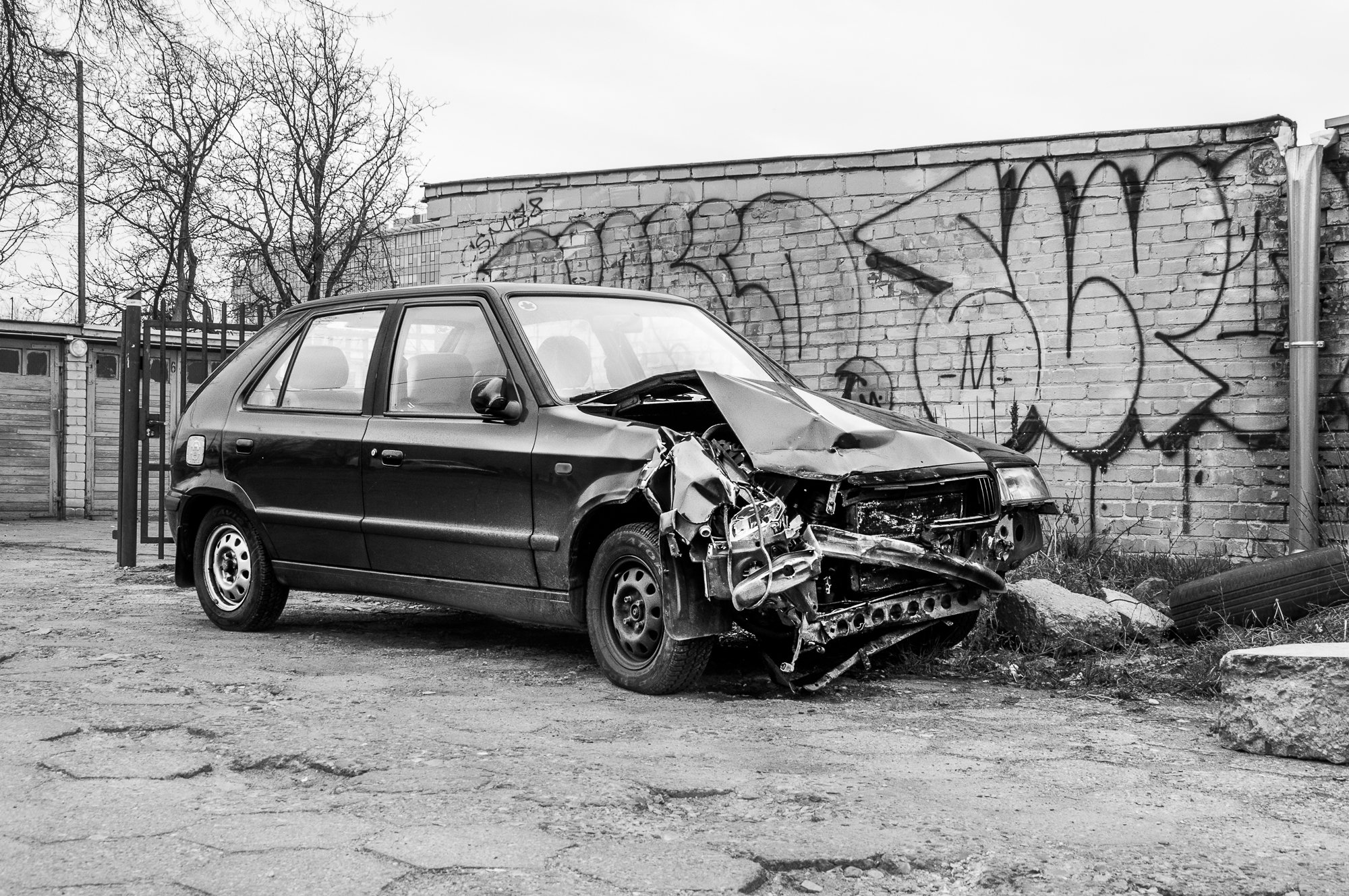 Adam Mazek Photography Warsaw (Warszawa) 2020. Post: "Photography as a business." Minimalism. Crashed car.
