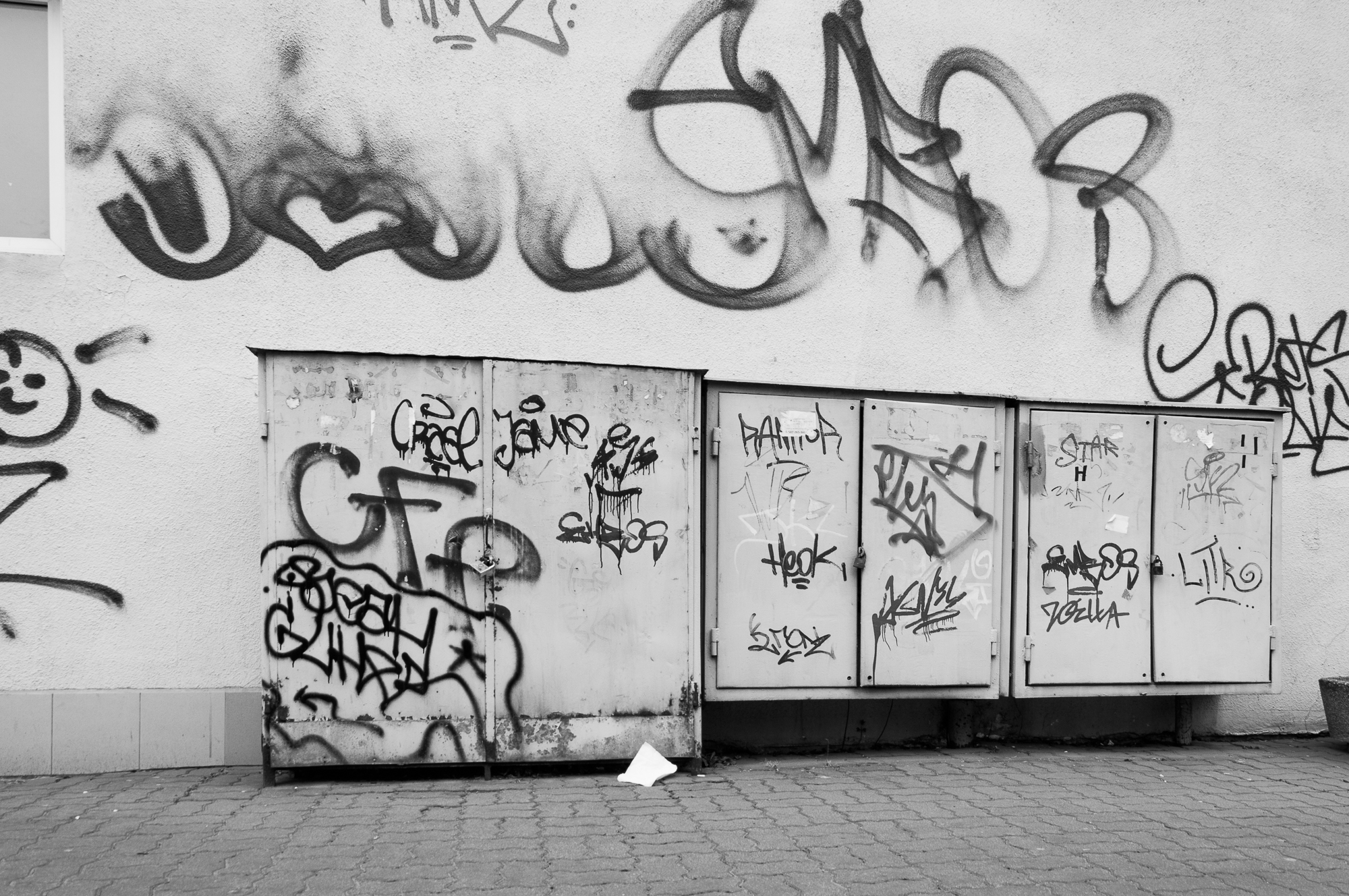 Adam Mazek Photography Warsaw (Warszawa) 2020. Post: "Districts of Warsaw." Minimalism. Mokotow. Graffiti.