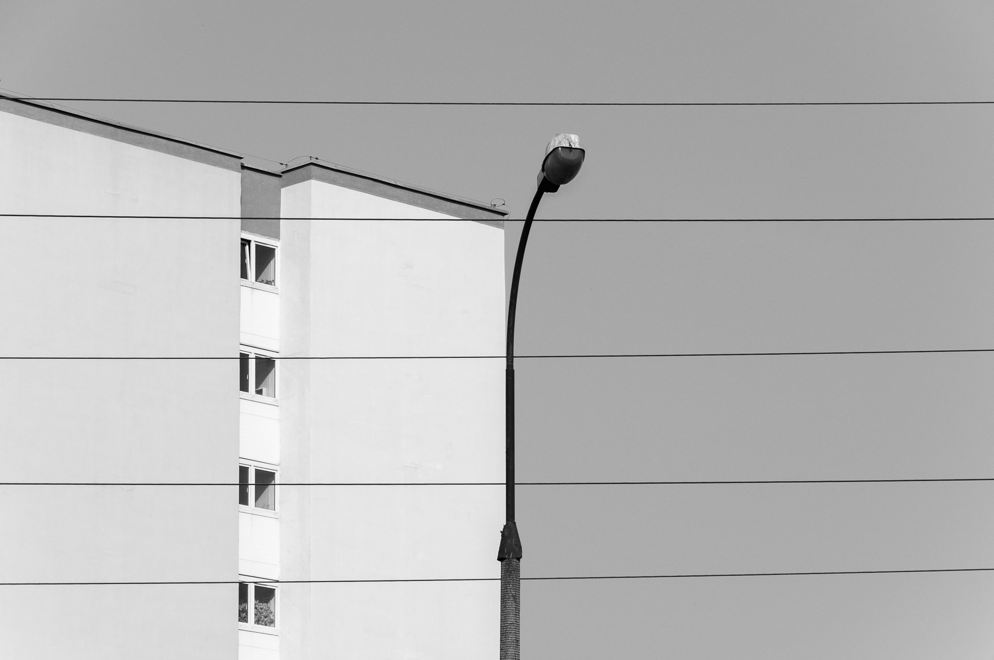Adam Mazek Photography Warsaw (Warszawa) 2020. Post: "Writing in the late afternoon." Minimalism. Geometry. Street lamp.