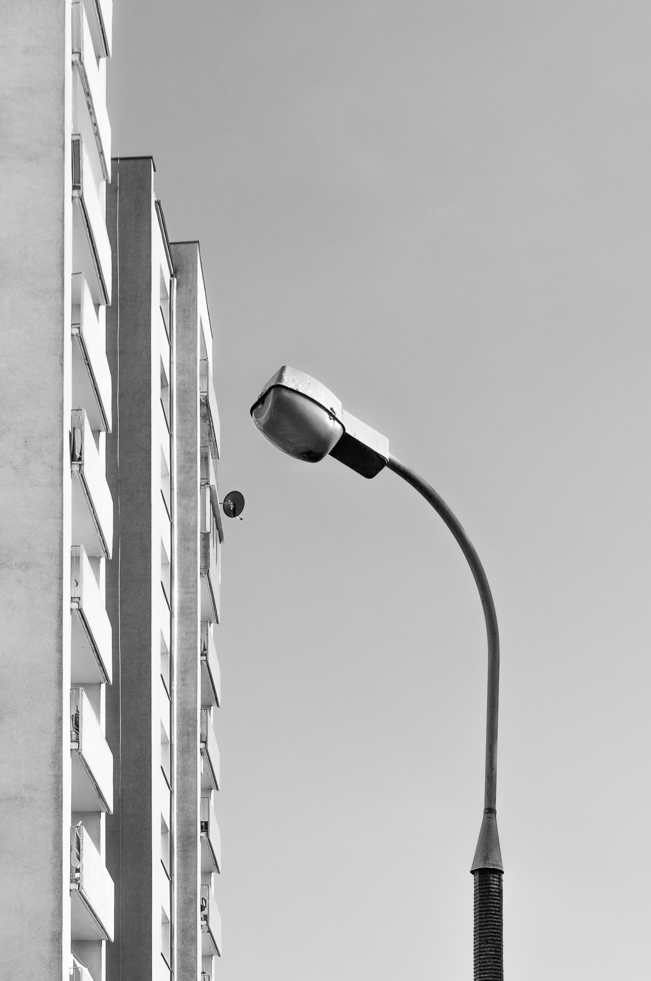 Adam Mazek Photography Warsaw 2020. Post: "Increased physical activity." Street lamp. Perspective. Minimalism.