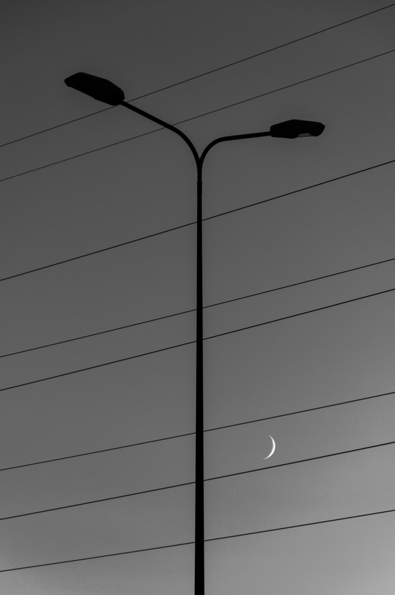Adam Mazek Photography Warsaw 2020. Post: "I do believe in Youth." Street lamp. Perspective. Minimalism.
