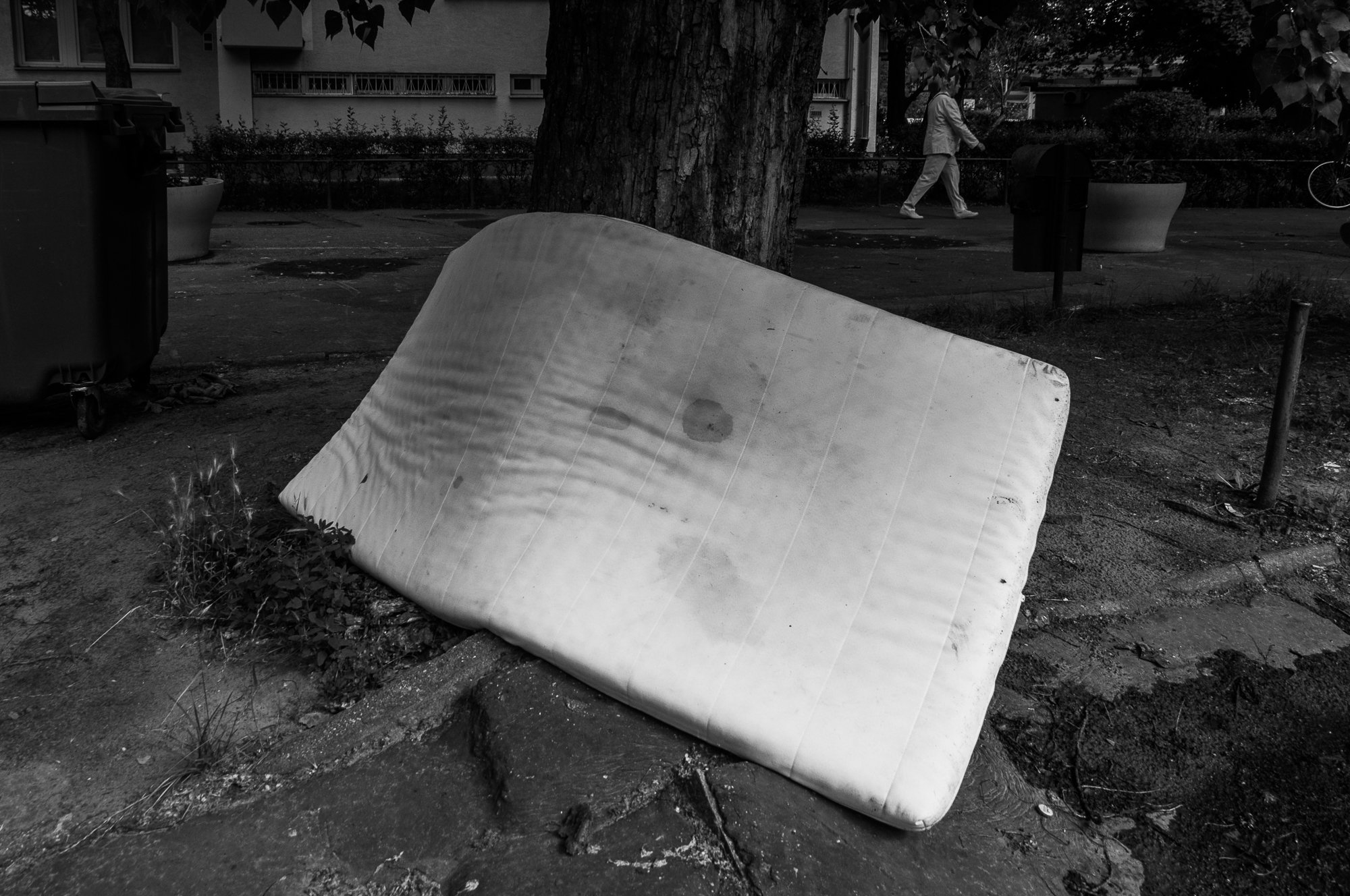 Adam Mazek Photography Warsaw 2020. Post: "The possibility of walking." Minimalism. Take a rest. Warsaw street photography.