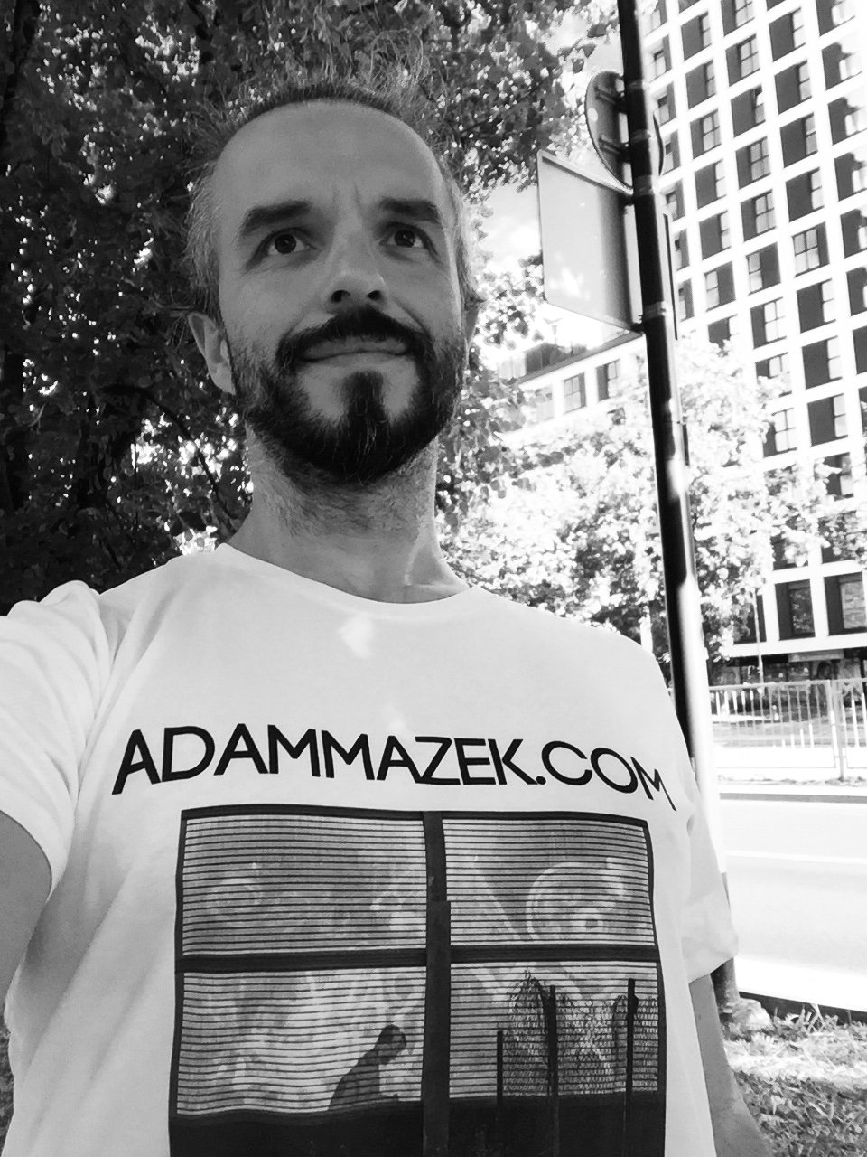 Adam Mazek Photography 2021. Post: "How to look young and beautiful?" Selfie with the www.adammazek.com t-shirt. Warsaw street photography.