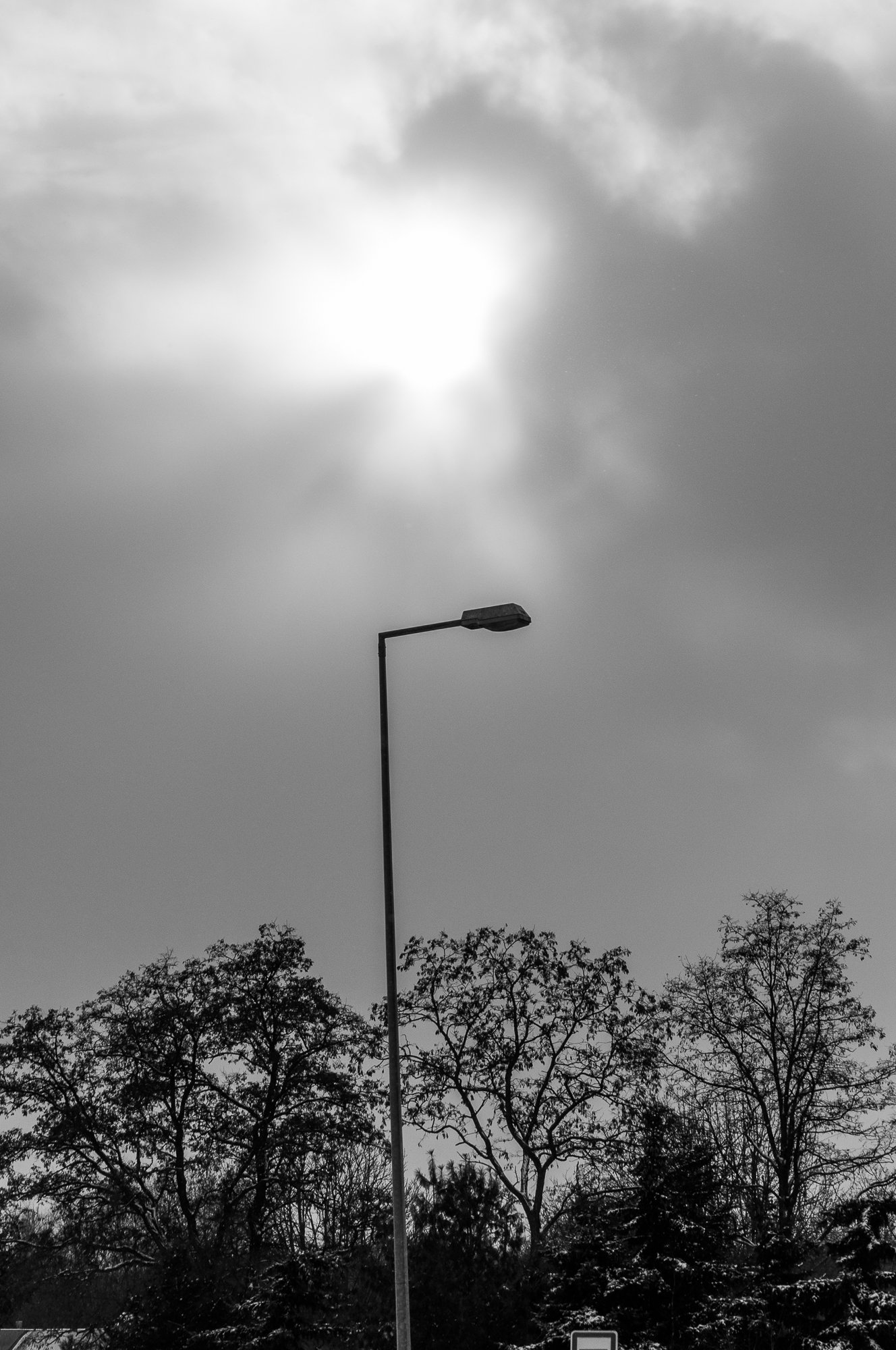 Adam Mazek Photography Krakow 2021. Post: "Less is more." Minimalism. Street lamp and sun.