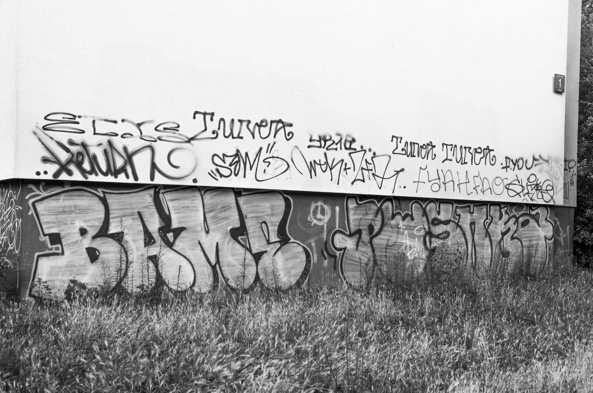 Adam Mazek Photography 2021. Warsaw Street Photography. Post: "Why am I managing the www.adammazek.com website?" Minimalism. Graffiti.