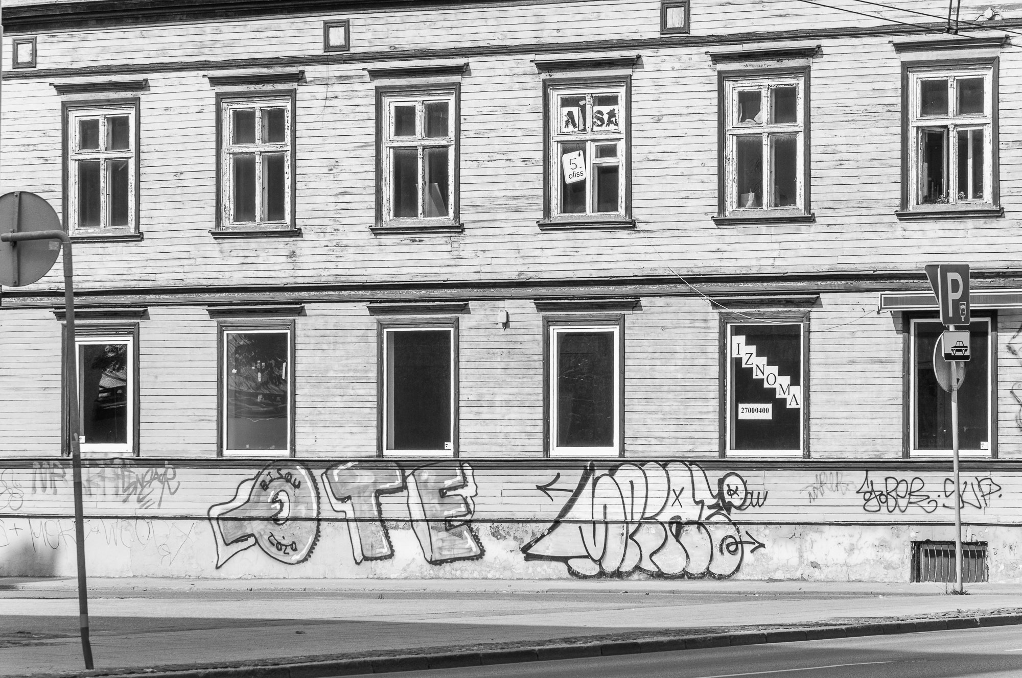 Adam Mazek Photography 2021. Post: "Why do I write?" Minimalistic pattern. Riga street photography. Windows.