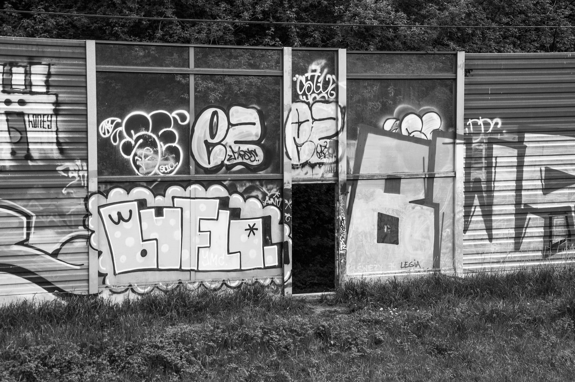 Adam Mazek Photography 2021. Warsaw Street Photography. Post: "Where is the center of the Universe?” Minimalism. Door. Graffiti.