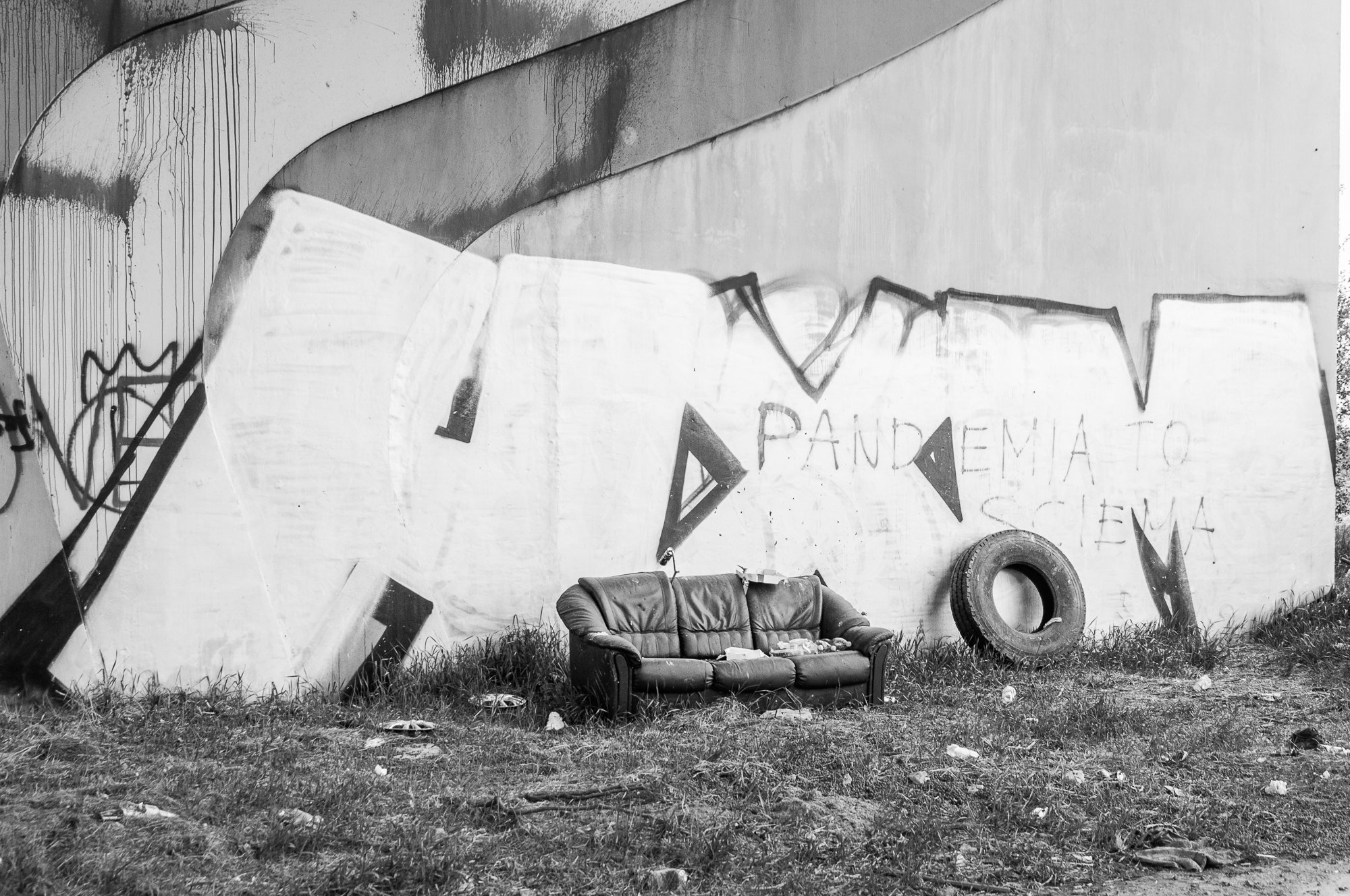 Adam Mazek Photography 2021. Warsaw Street Photography. Post: "The beauty of art.” Minimalism. Graffiti and couch.