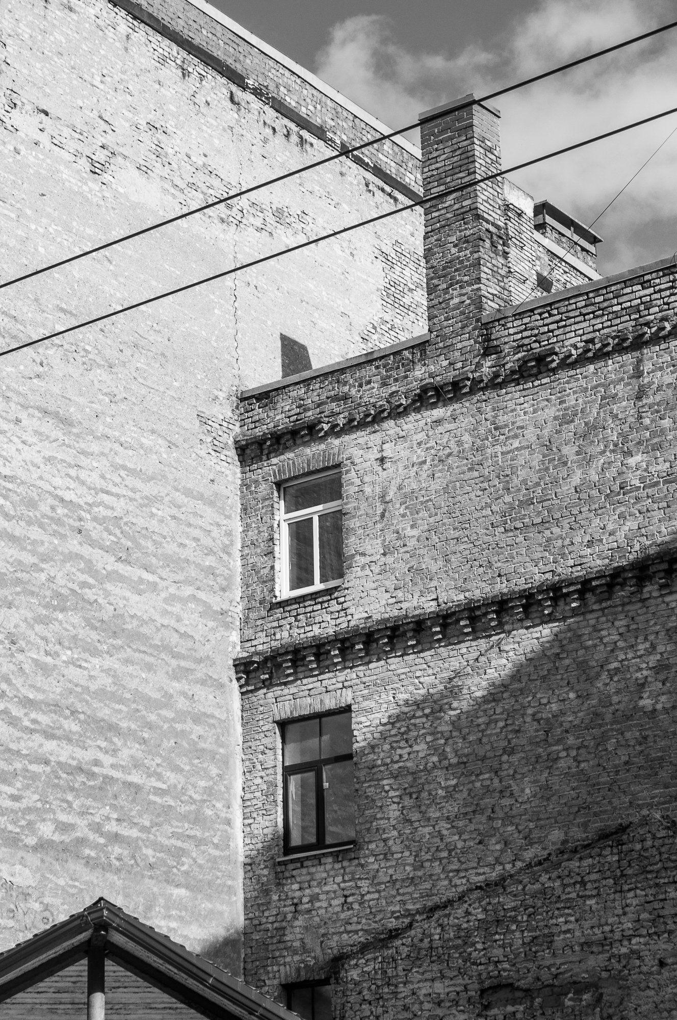 Adam Mazek Photography 2021. Post: "Am I spontaneous?" Riga street photography. Minimalistic window.