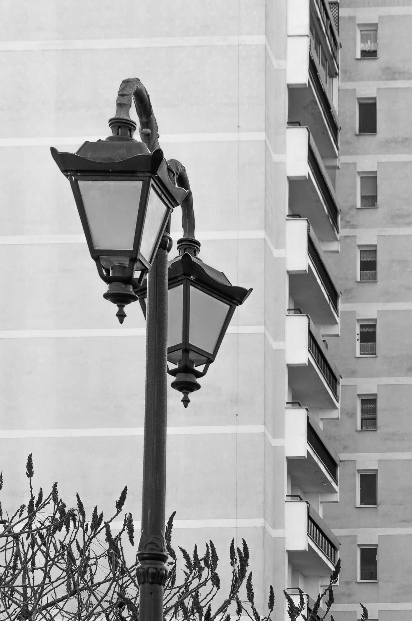 Adam Mazek Photography 2021. Warsaw Street Photography. Post: "Photo album about street lamps." Minimalism. Street lamp.