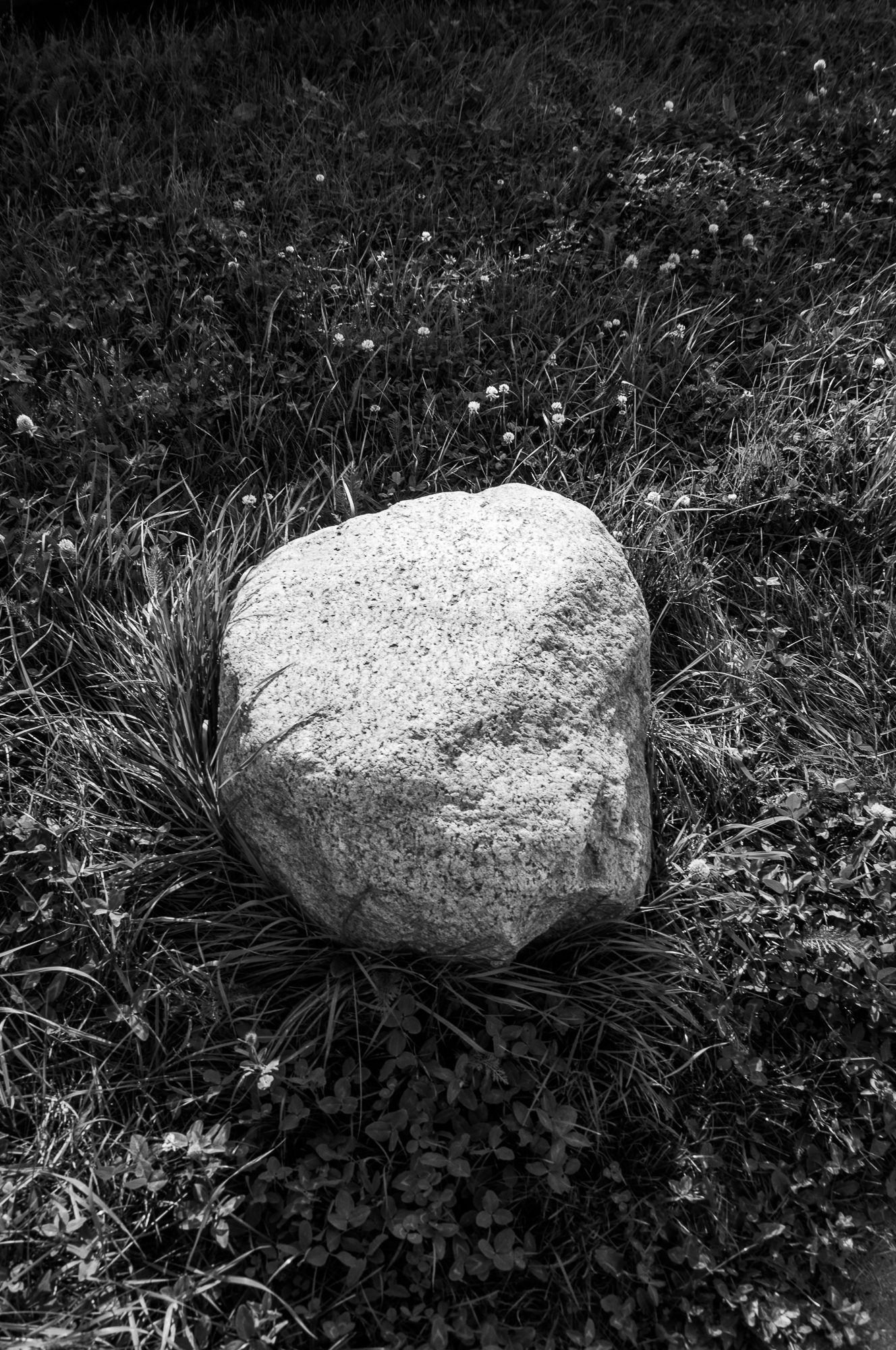 Adam Mazek Photography 2021. Warsaw Street Photography. Post: "Conversation with a stone." Minimalism.