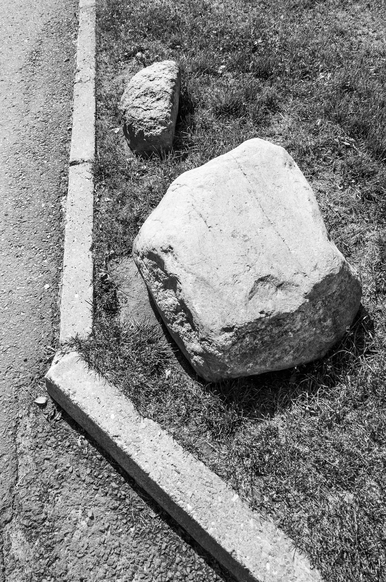 Adam Mazek Photography 2017. Warsaw Street Photography. Post: "Conversation with a stone." Minimalism.
