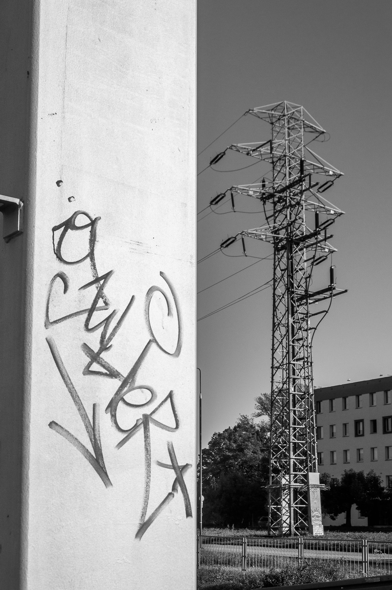 Adam Mazek Photography 2021. Warsaw Street Photography. Post: "Pearl Jam." Minimalism.