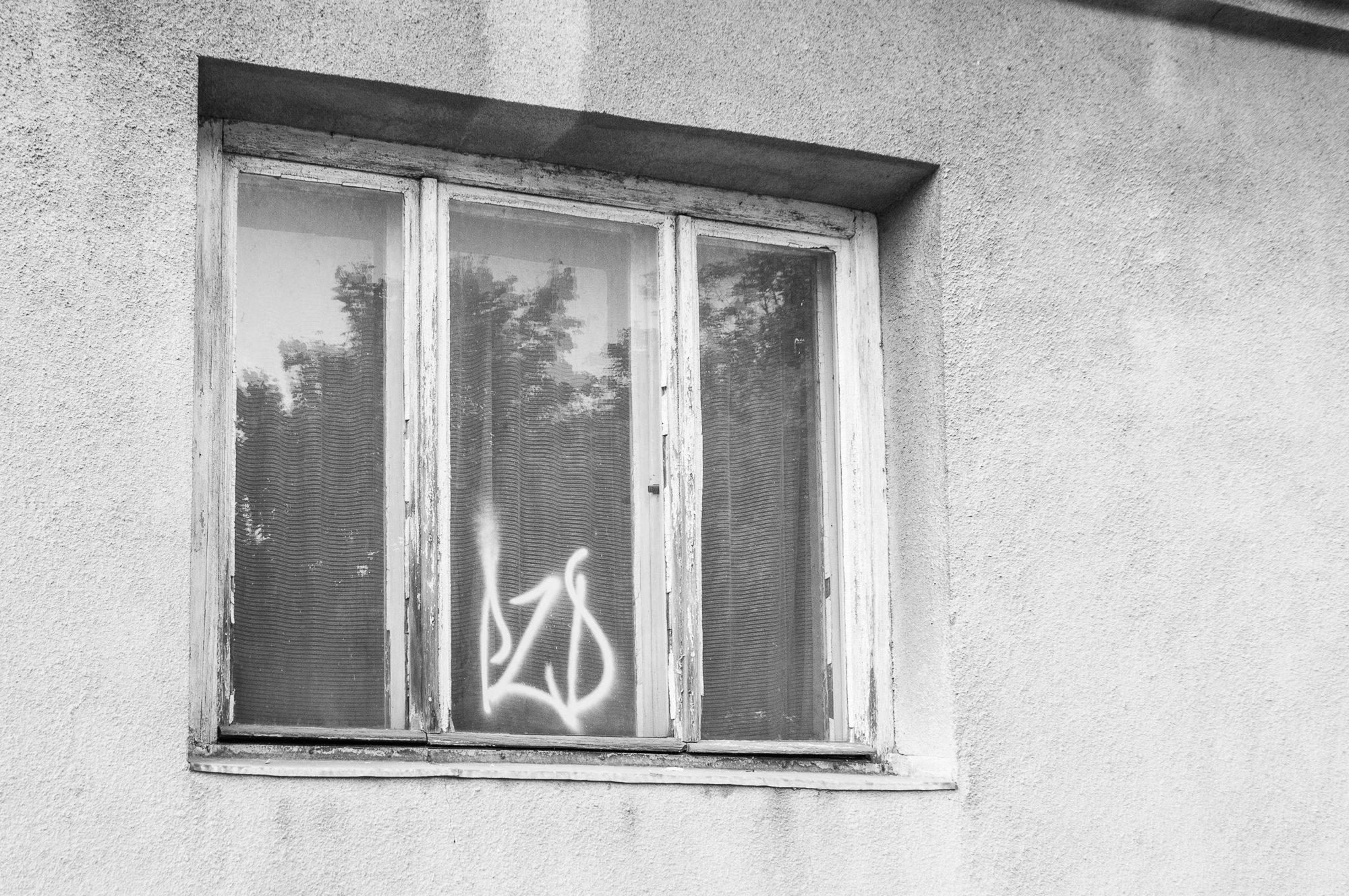 Adam Mazek Photography 2021. Warsaw Street Photography. Post: "What was my best journey?" Minimalism. Window.