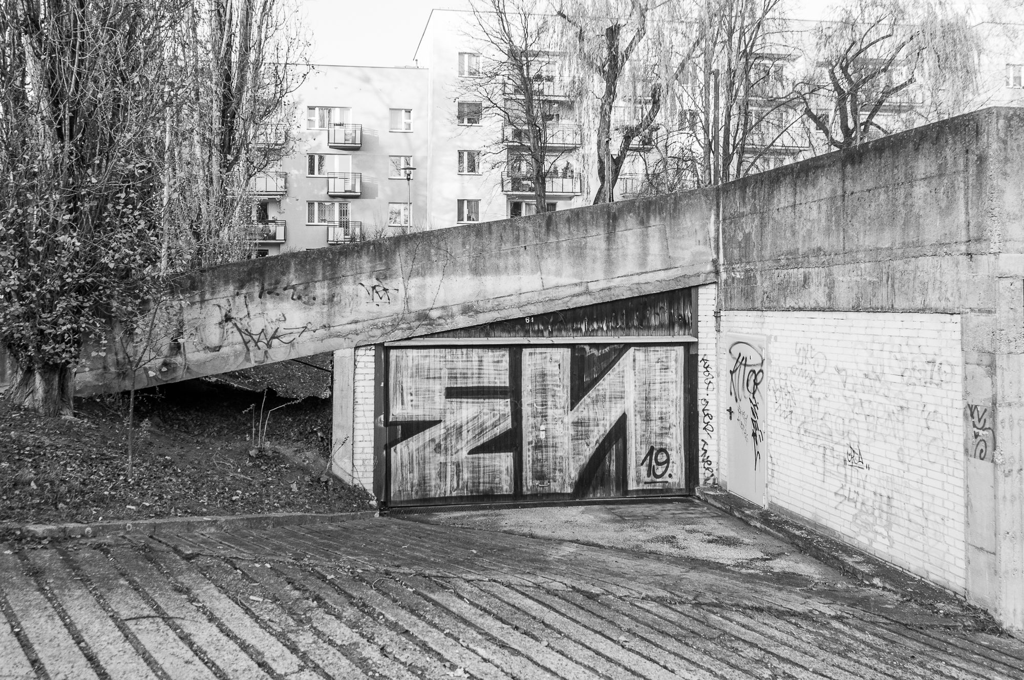 Adam Mazek Photography 2021. Warsaw Street Photography. Post: "Shadow of a doubt." Minimalism. Graffiti.