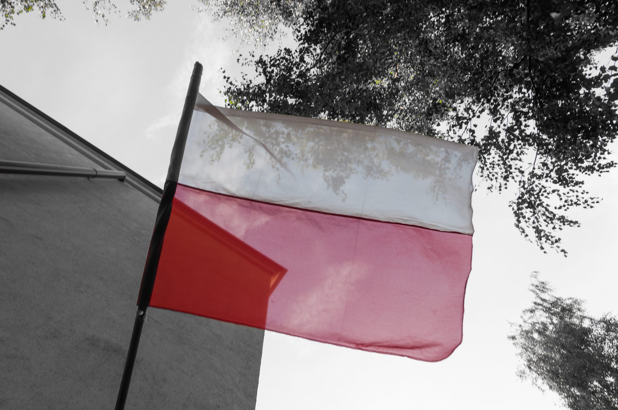 Adam Mazek Photography 2021. Warsaw Street Photography. Post: "National Independence Day." Minimalism. The Polish flag.