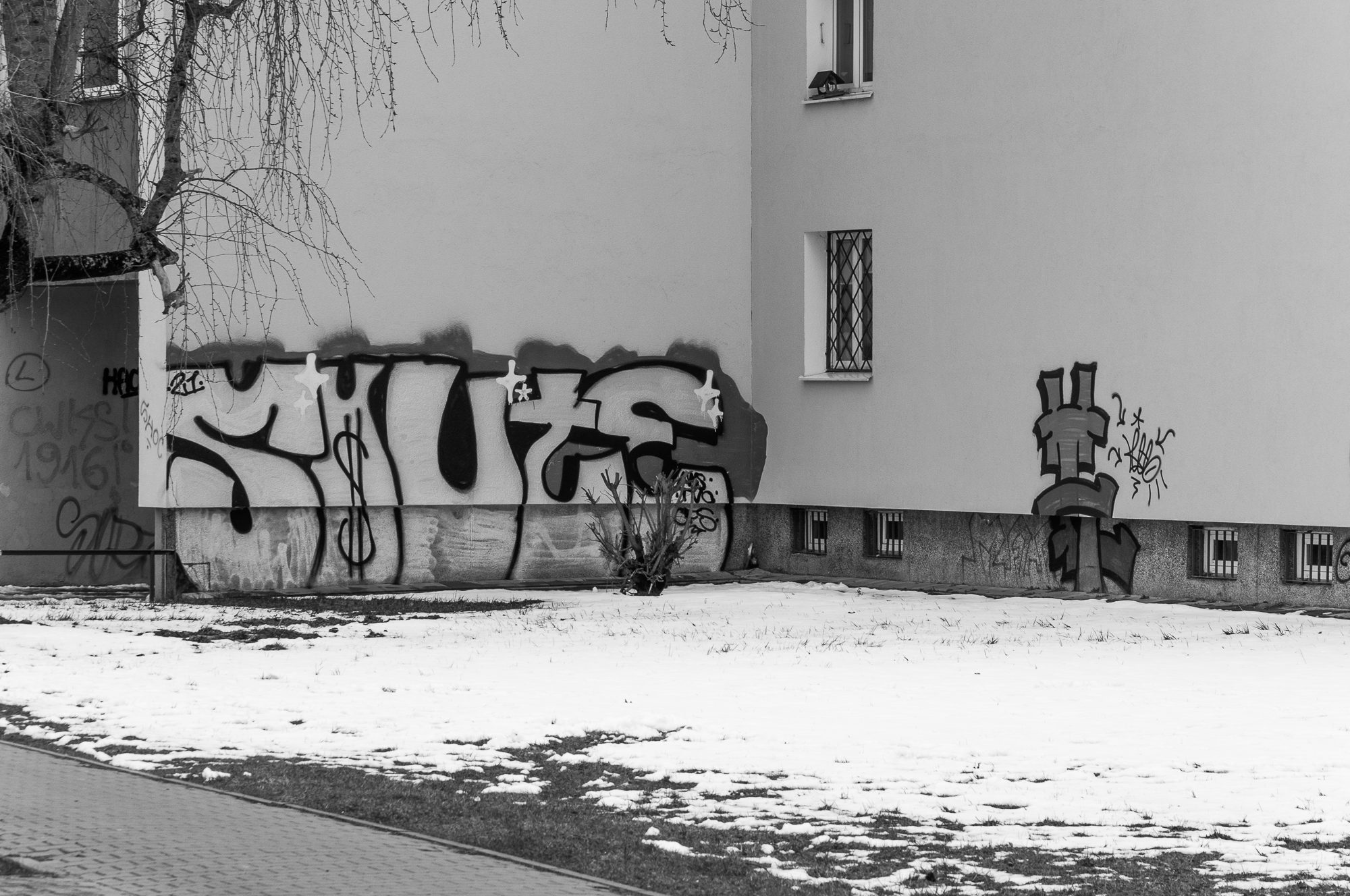 Adam Mazek Photography 2022. Warsaw Street Photography. Post: "Fight for yourself, but do not fight with others." Minimalism. Graffiti.