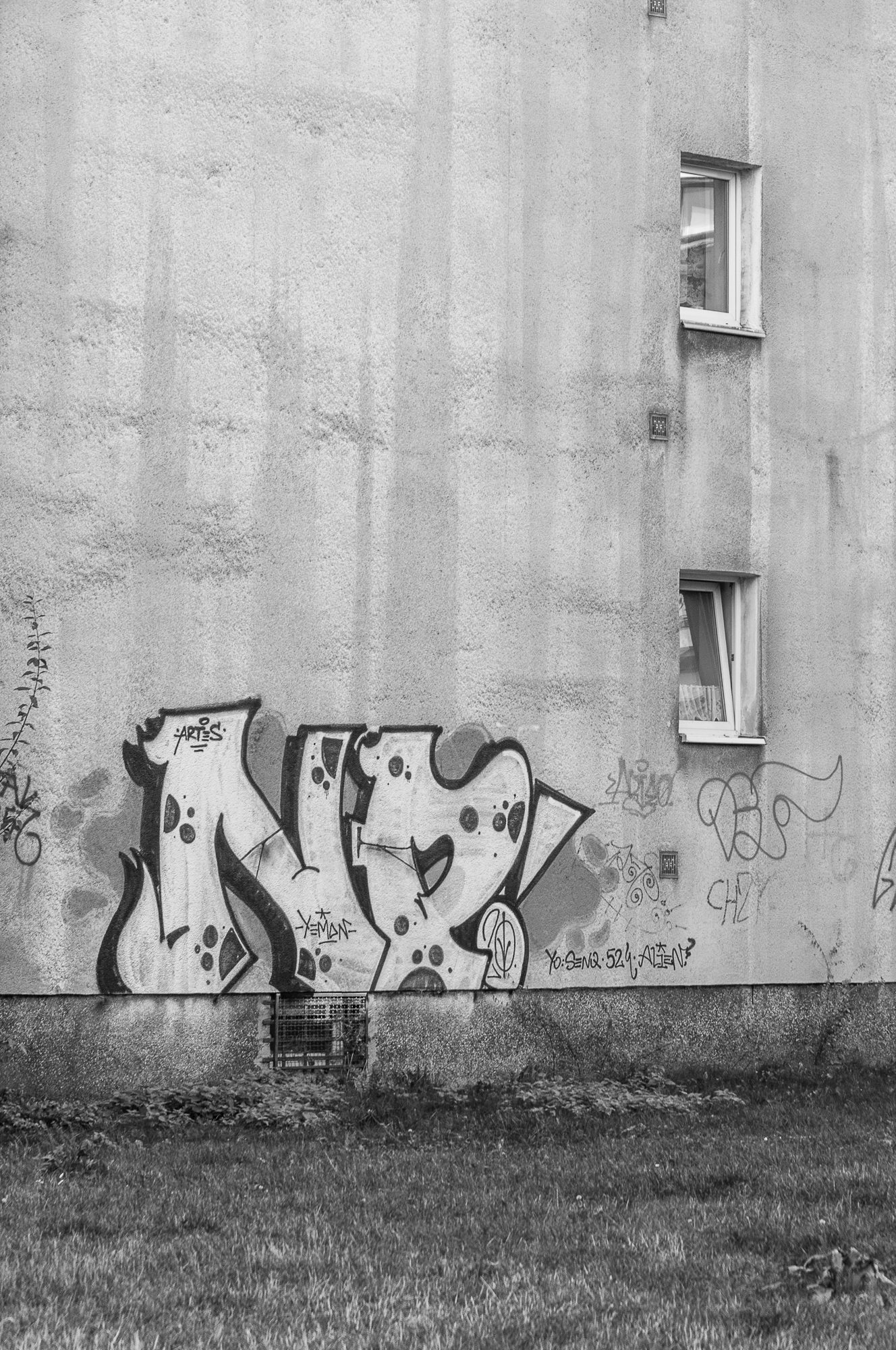 Adam Mazek Photography 2022. Warsaw Street Photography. Post: "I will break the rock." Minimalism. Graffiti.