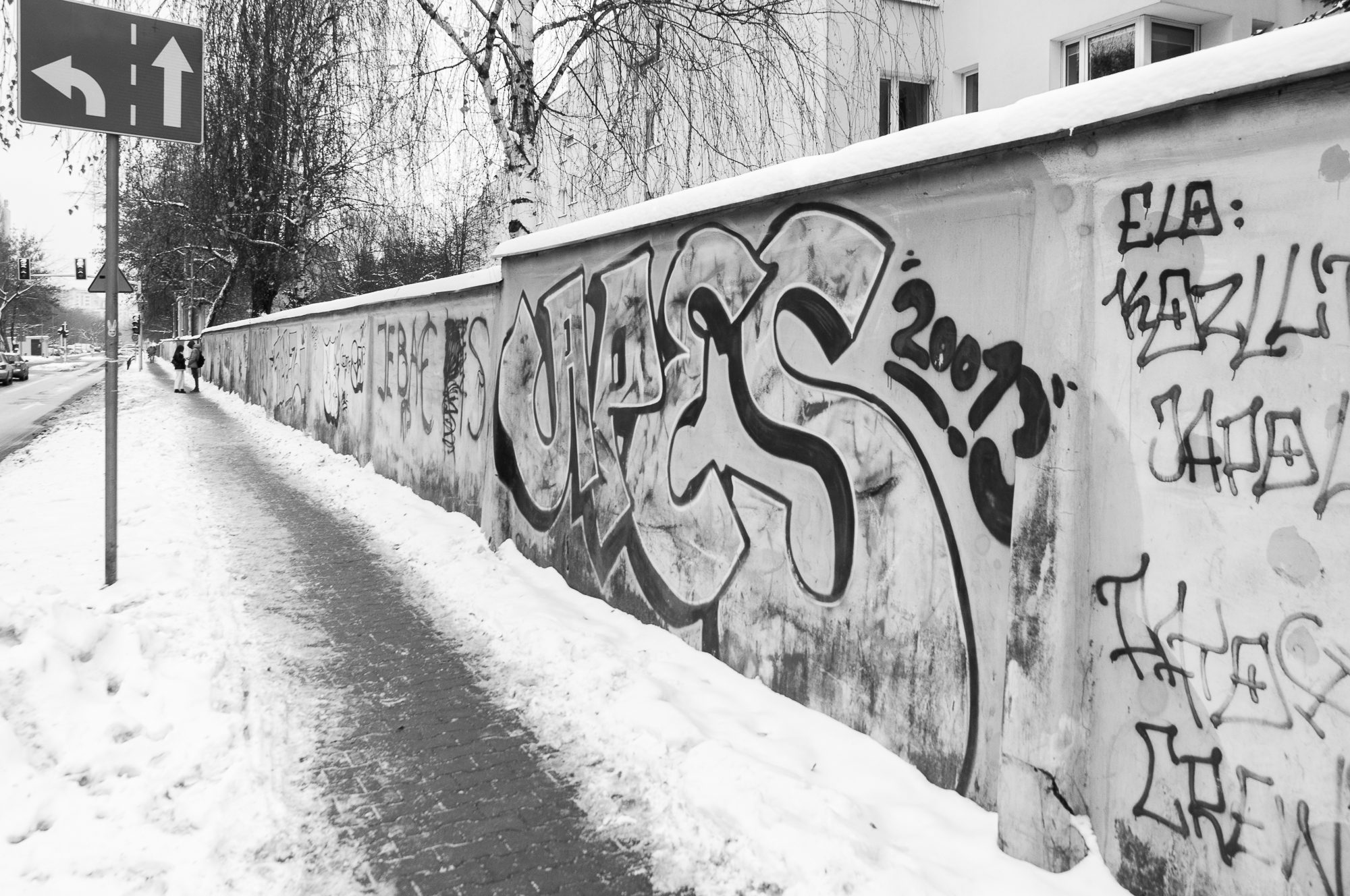 Adam Mazek Photography 2022. Warsaw Street Photography. Post: "The summer was coming." Minimalism. Graffiti.