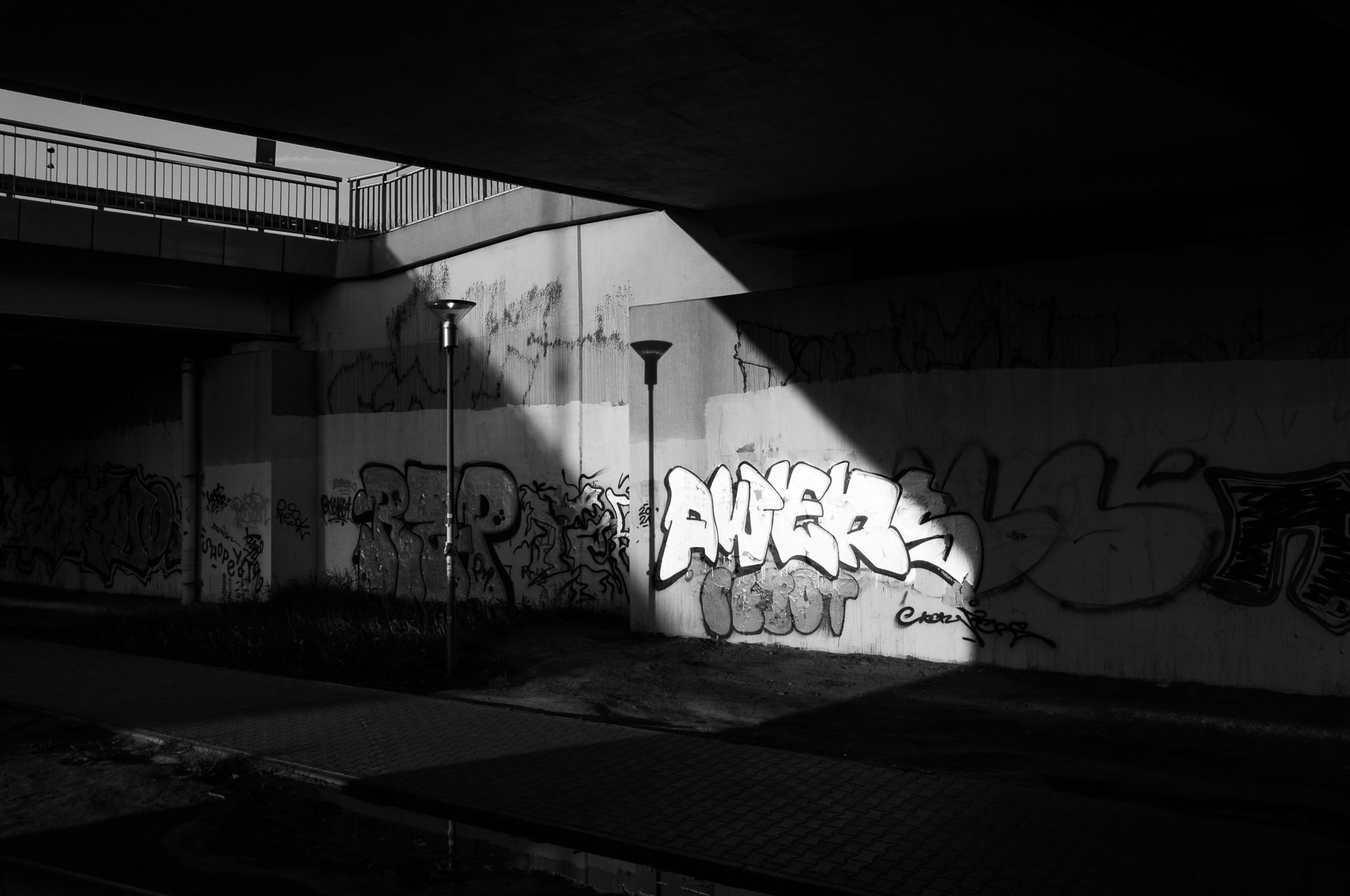 Adam Mazek Photography 2022. Warsaw Street Photography. Post: "Warm days." Minimalism. Shadow. Graffiti.