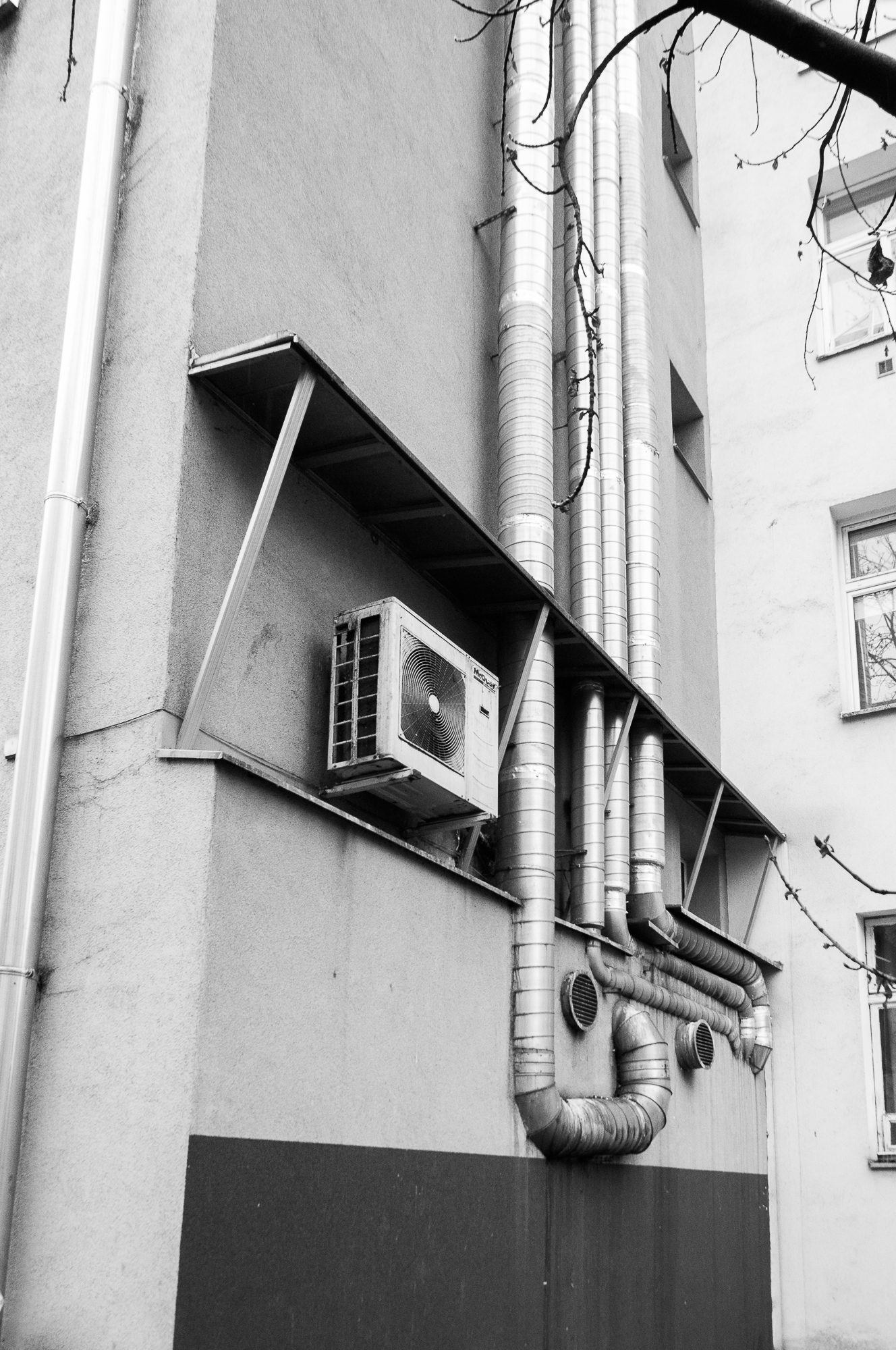 Adam Mazek Photography 2022. Warsaw Street Photography. Post: "Nowhere to go." Big Brother. Abstraction.