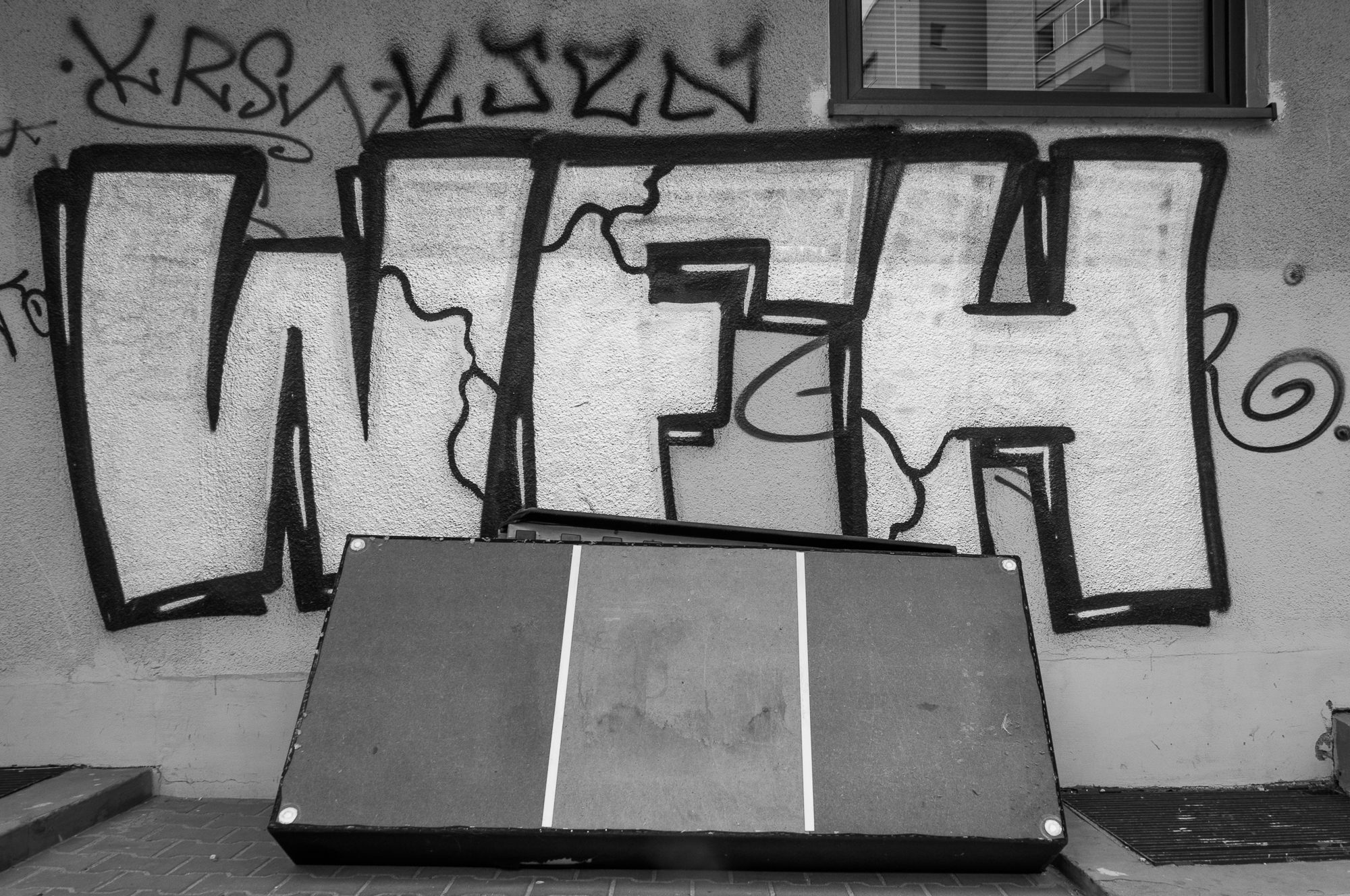 Adam Mazek Photography 2021. Warsaw Street Photography. Post: "Flashbacks." Minimalism. Graffiti. WFH Legia.