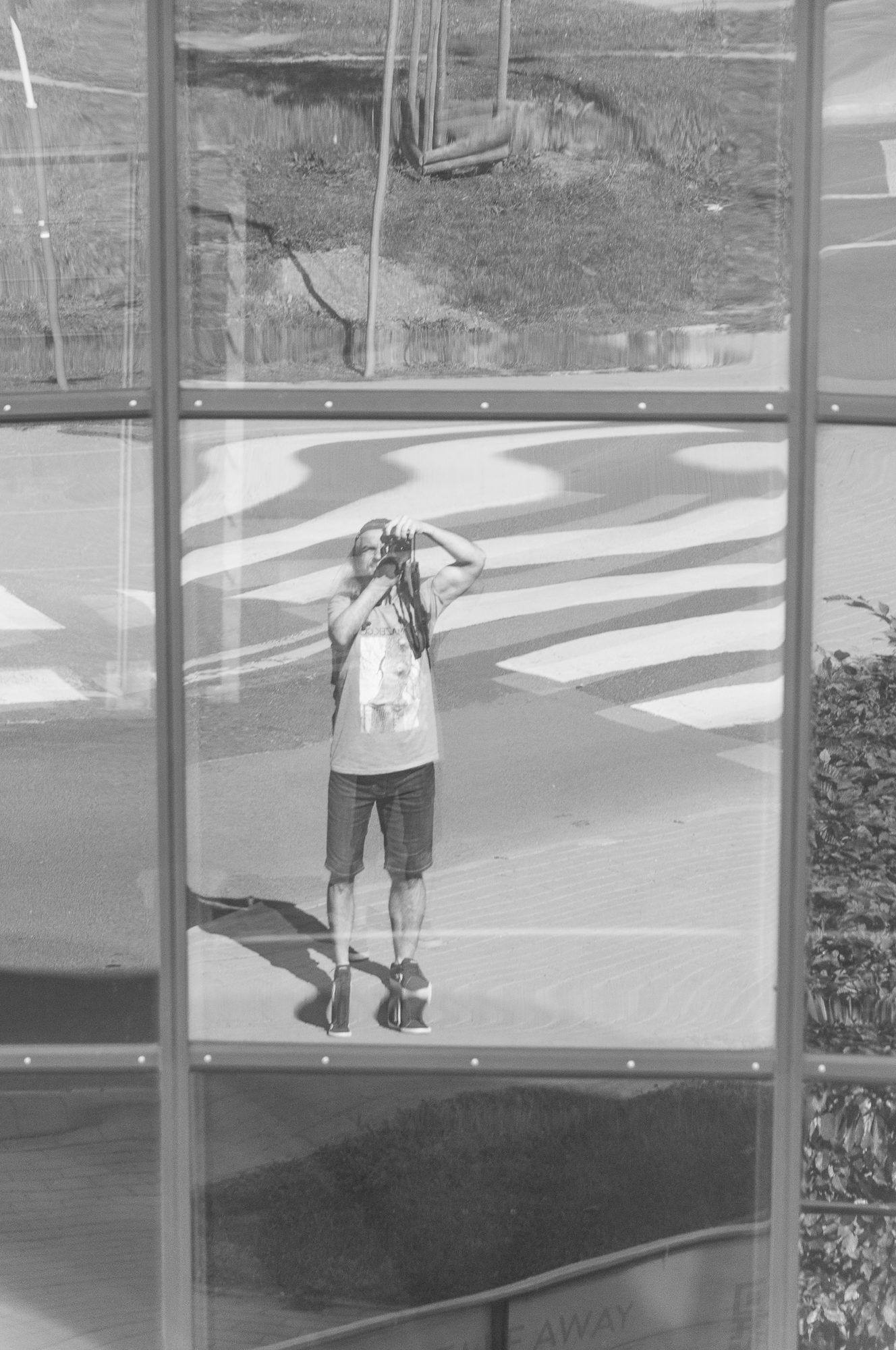 Adam Mazek Photography 2022. Warsaw Street Photography. Post: "Selfies." Minimalism. Selfie.