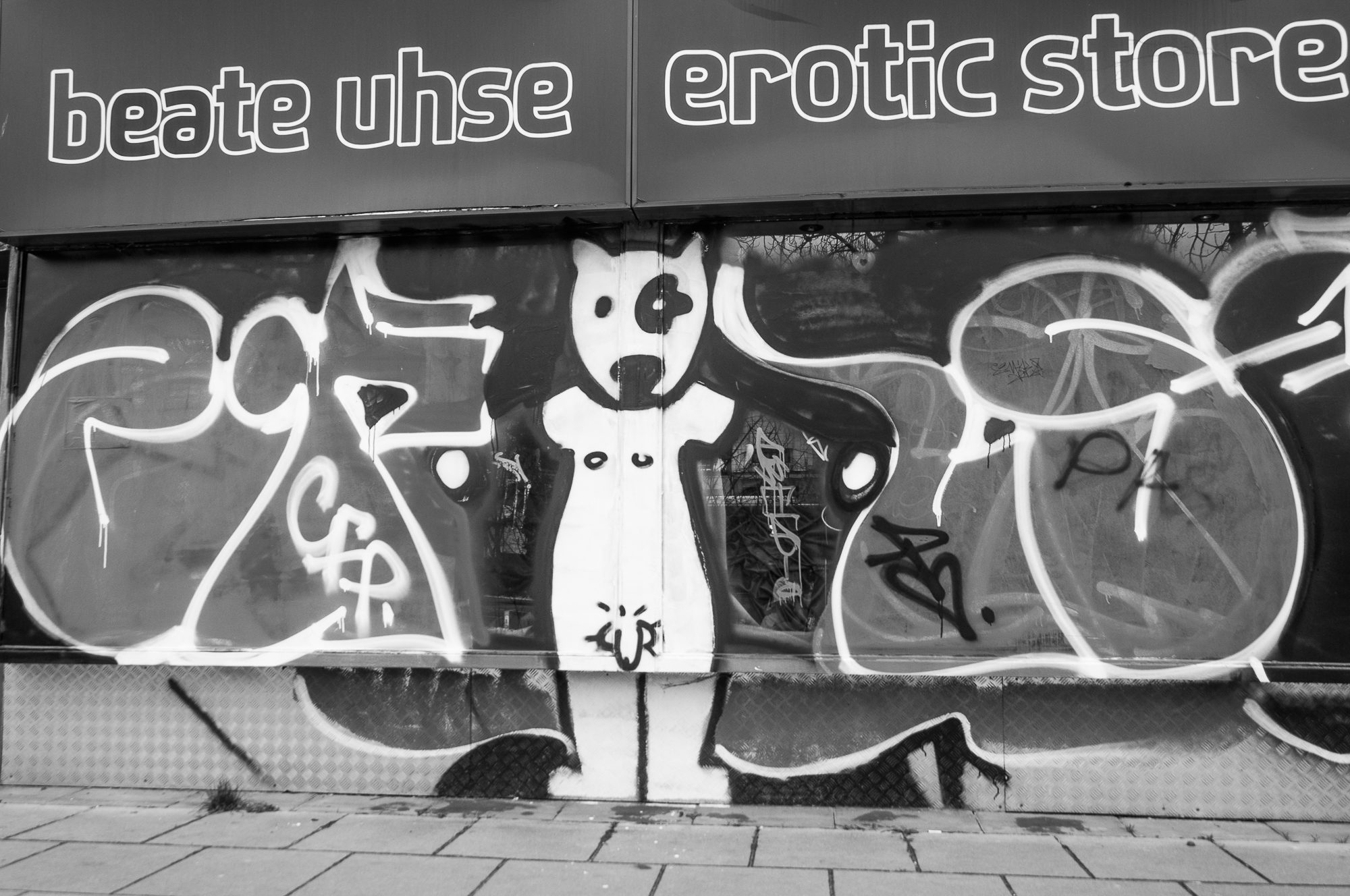 Adam Mazek Photography 2023. Warsaw Street Photography. Post: "Be like Tardigrades." Minimalism. Graffiti.