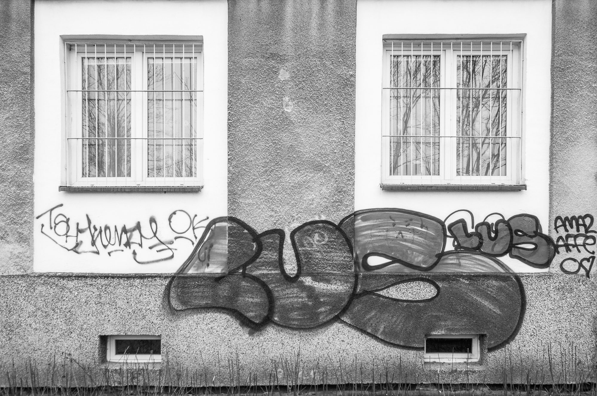 Adam Mazek Photography 2023. Warsaw Street Photography. Post: "Me, myself, and I." Minimalism. Living in Poland.